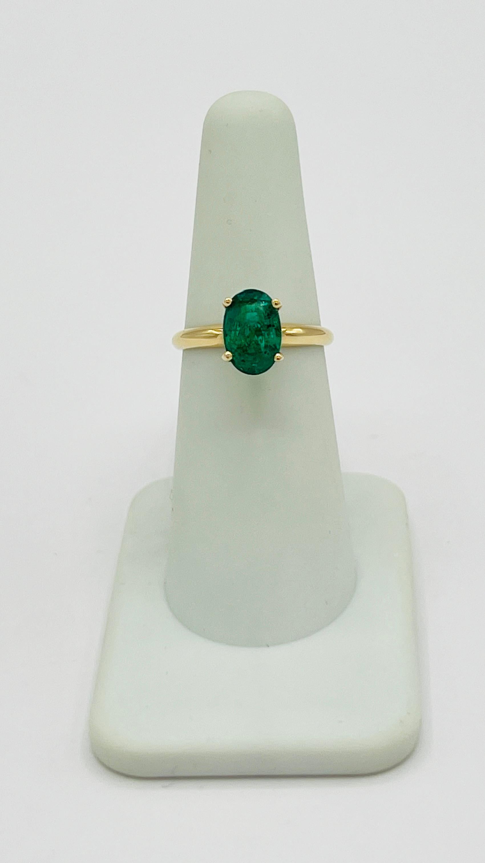 Women's or Men's Emerald Oval and 14k Yellow Gold Ring For Sale