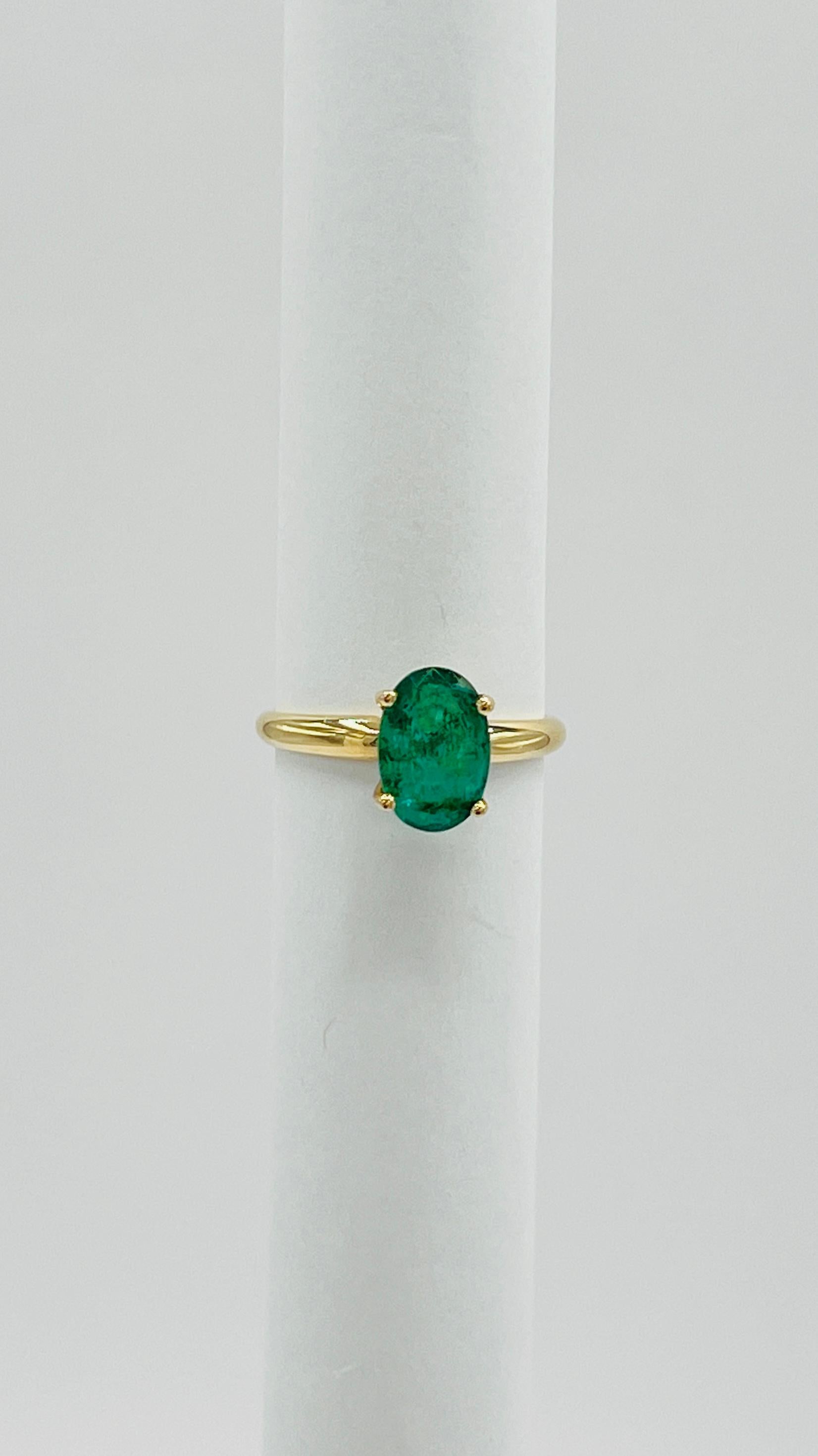 Emerald Oval and 14k Yellow Gold Ring For Sale 1