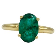 Anello con smeraldo ovale e oro giallo 14k