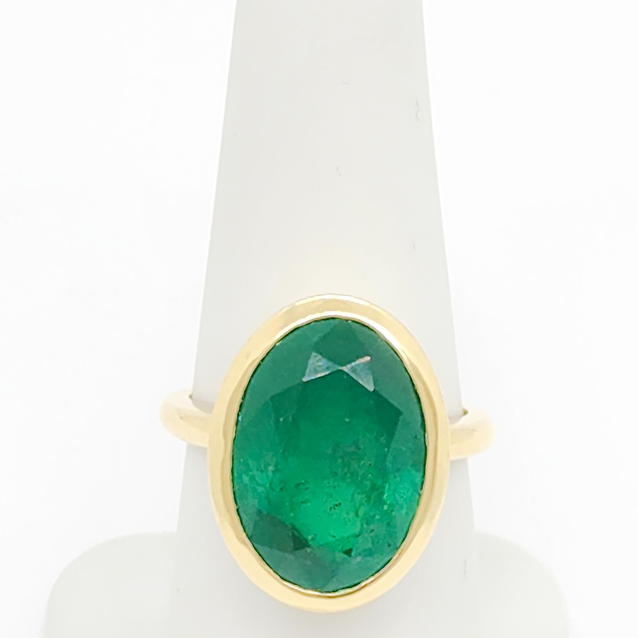 Emerald Oval and 18k Yellow Gold Ring In New Condition For Sale In Los Angeles, CA