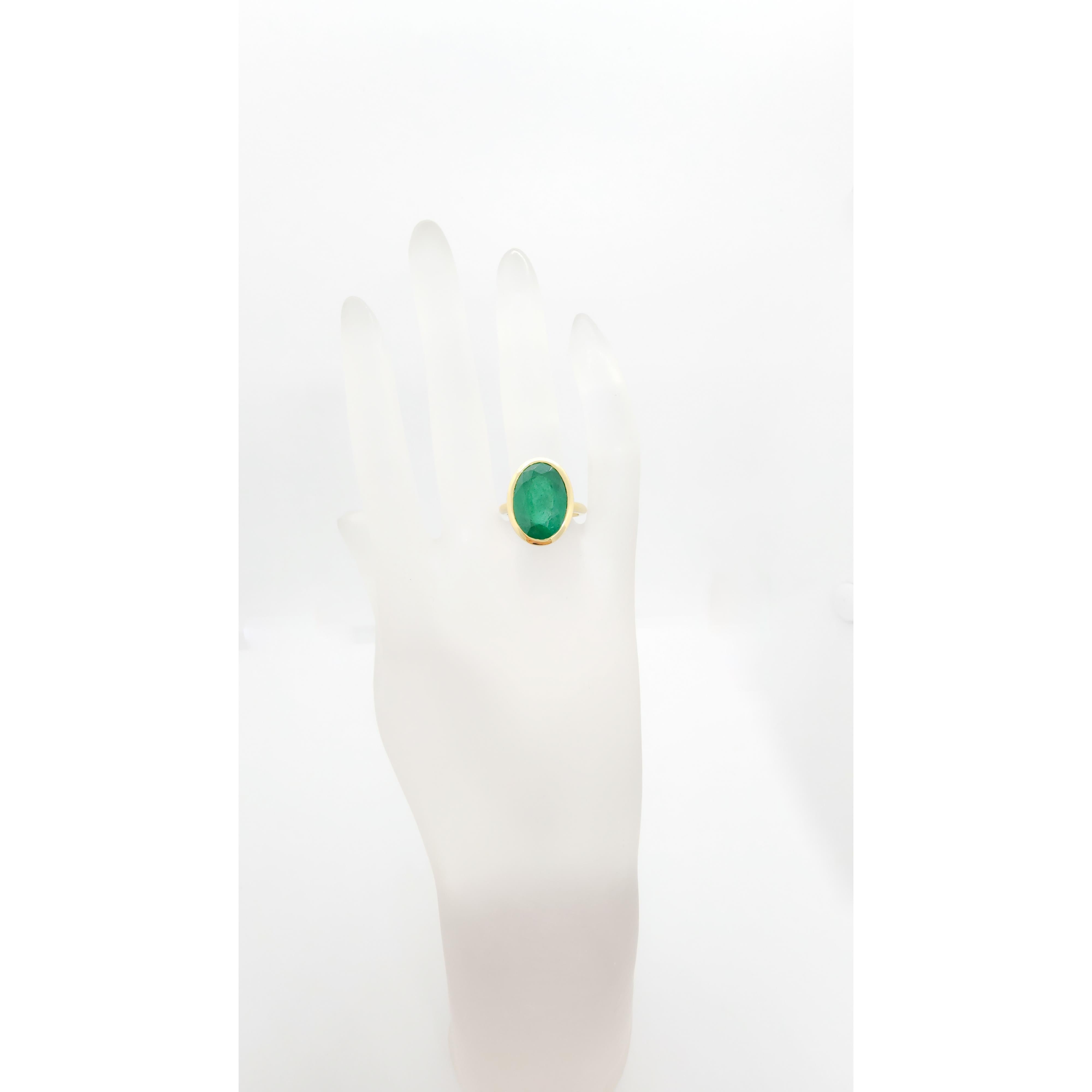 Emerald Oval and 18k Yellow Gold Ring For Sale 1