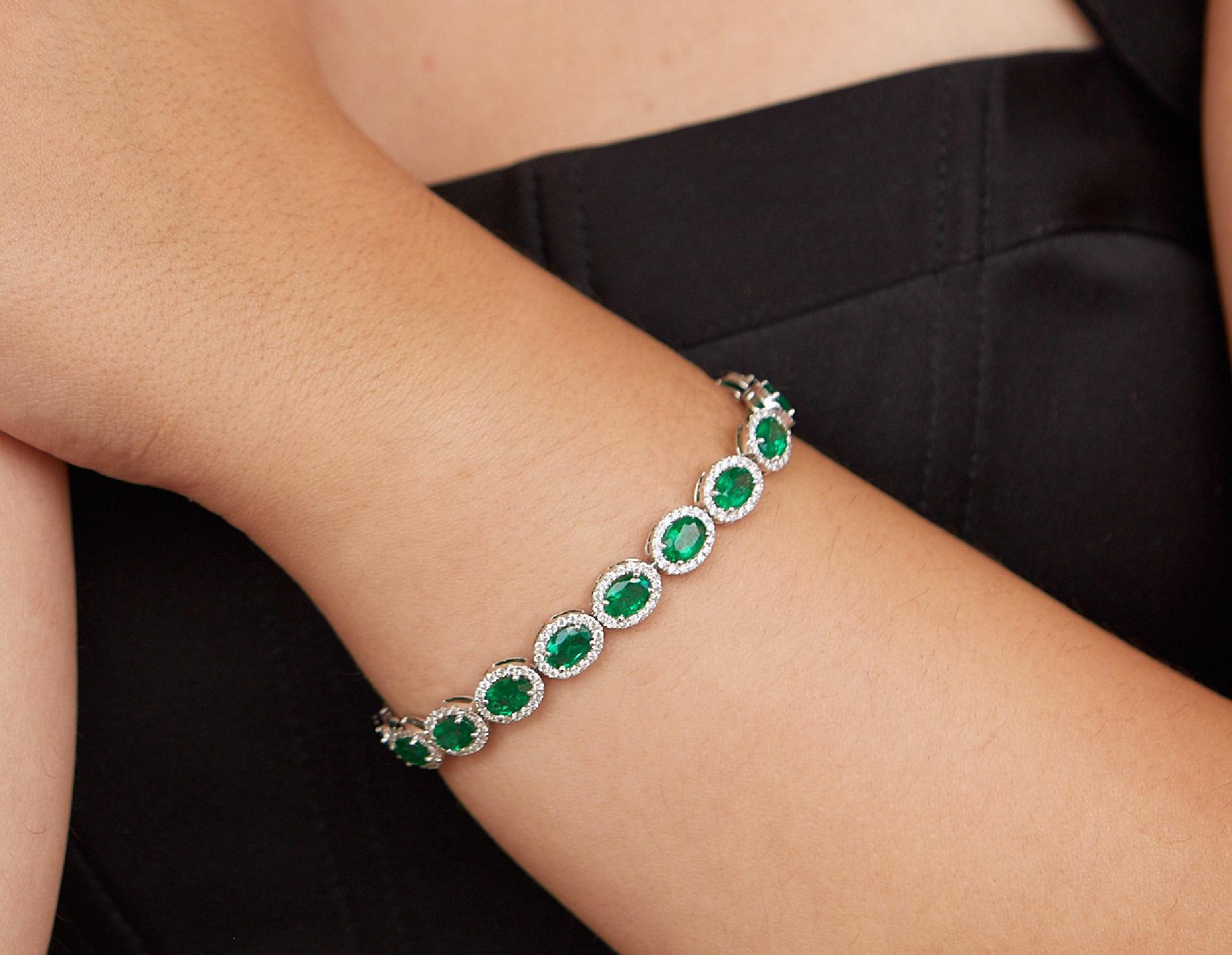 La Pulsera de Diamantes Tresor tiene 2,53 cts de diamante y 12,43 cts de esmeralda en oro blanco de 18 quilates. Las pulseras son una oda a la belleza lujosa y clásica con diamantes brillantes. Su diseño contemporáneo y moderno las hace versátiles