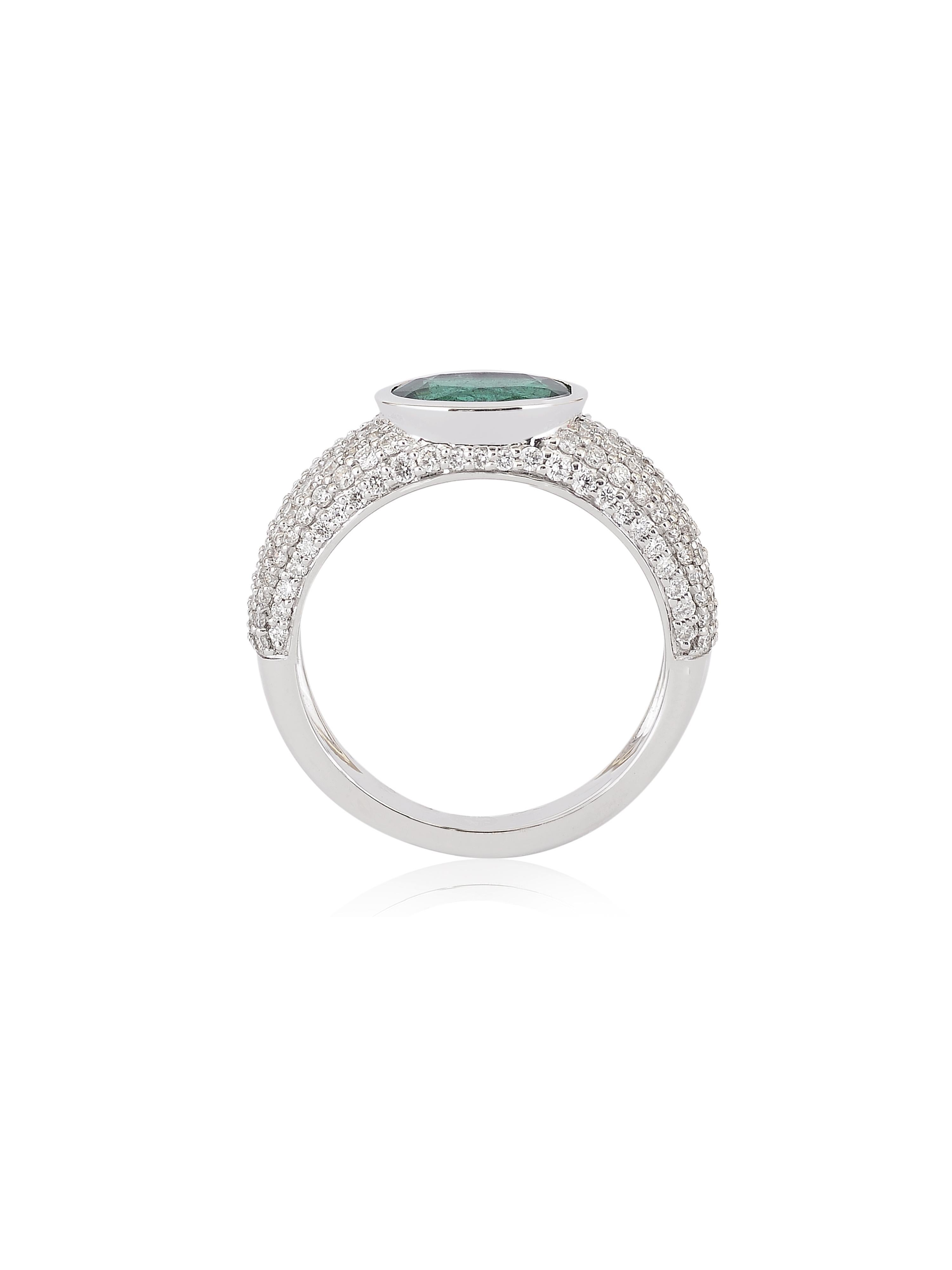 Emerald Oval and Diamond classic ring in 18K White Gold  In New Condition For Sale In Jaipur, IN