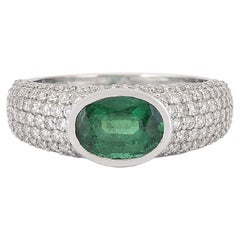 Emerald Oval and Diamond classic ring in 18K White Gold 