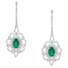 Pendiente de oro blanco de 18 quilates con esmeralda ovalada y diamantes