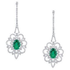 Boucles d'oreilles en or blanc 18 carats avec émeraudes ovales et diamants