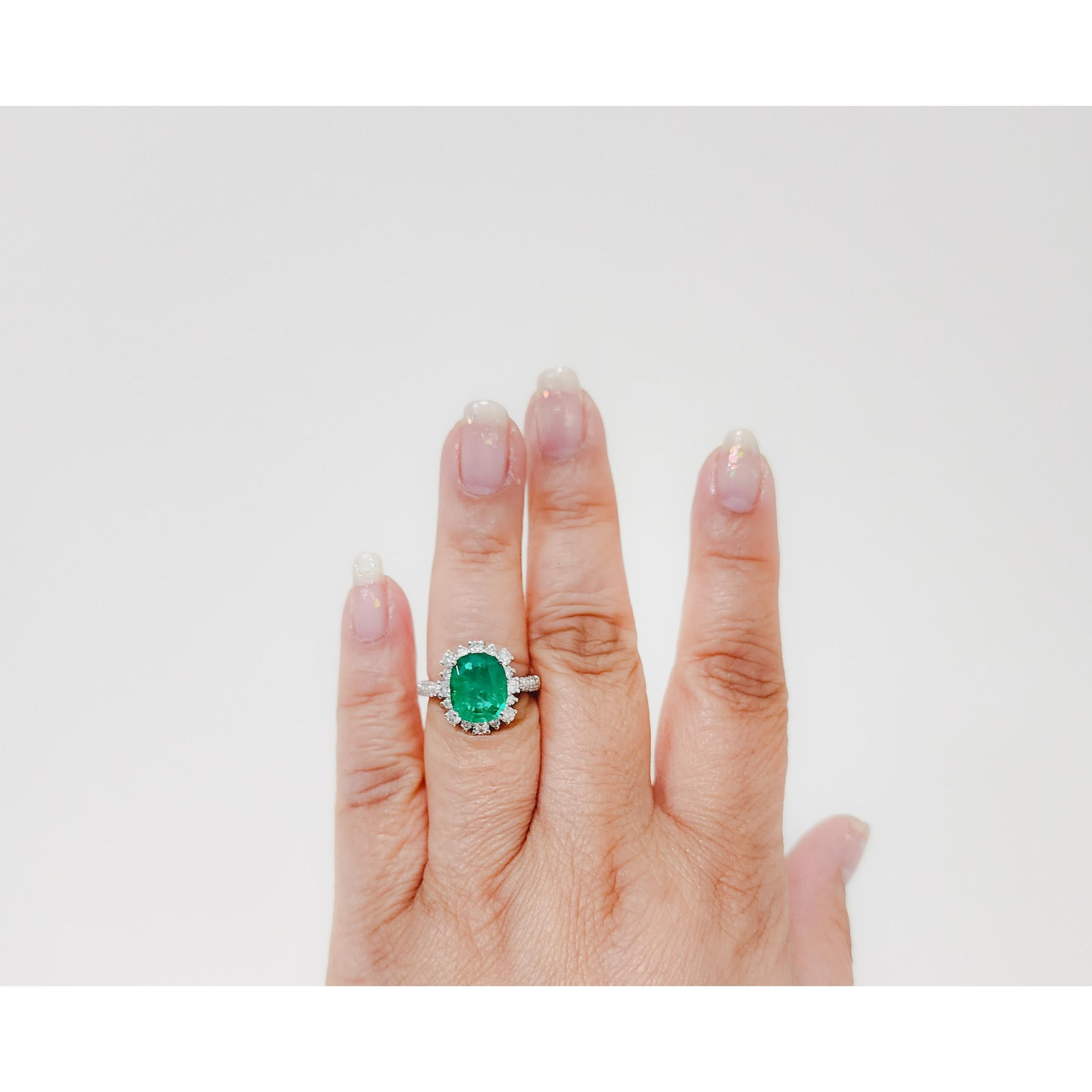 Wunderschöner ovaler 3.66-karätiger Smaragd mit runden weißen Diamanten von guter Qualität.  Handgefertigt aus 18k Weißgold.  Ringgröße 6,75.