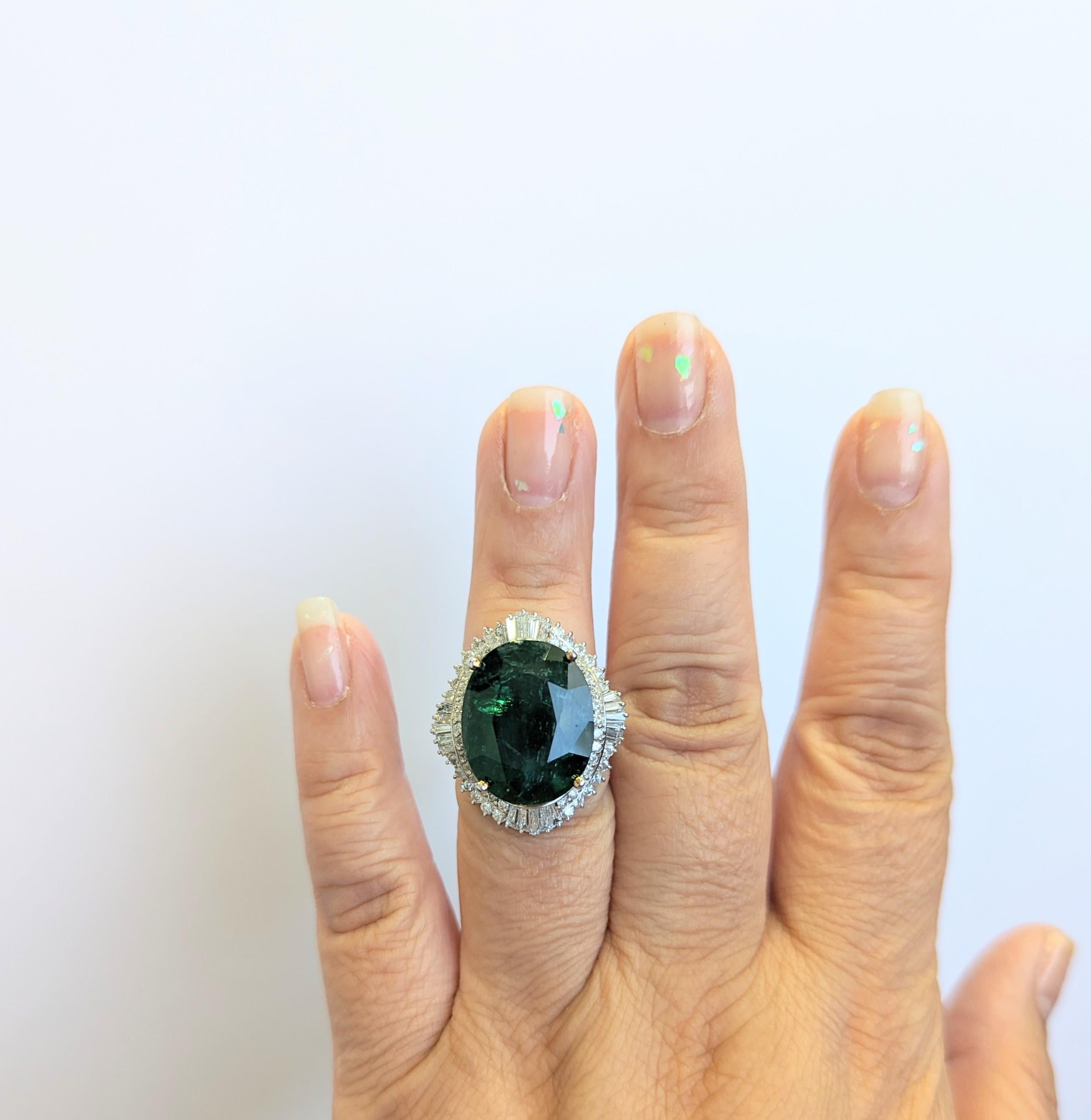 Wunderschöner ovaler 19,12-karätiger Smaragd mit weißen runden und baguettierten Diamanten von guter Qualität.  Handgefertigt aus 18 Karat Weißgold.  Ringgröße 6.