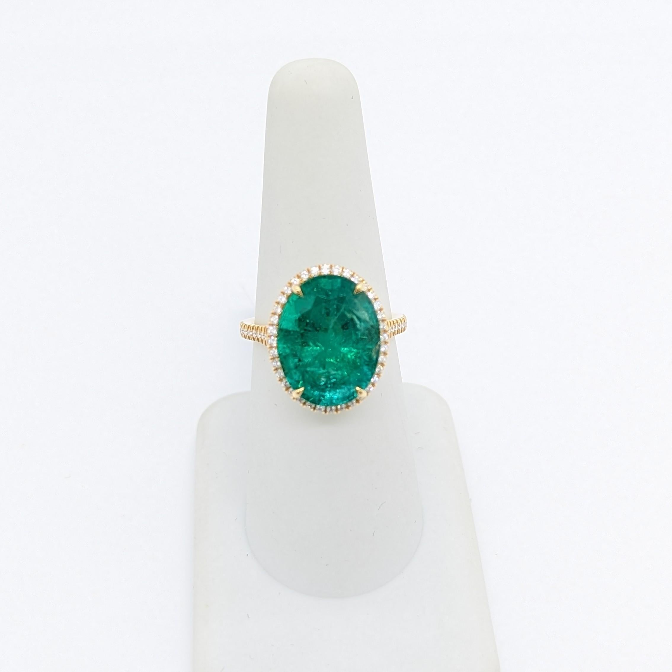 Emerald Oval and White Diamond Cocktail Ring in 18K Yellow Gold In New Condition For Sale In Los Angeles, CA