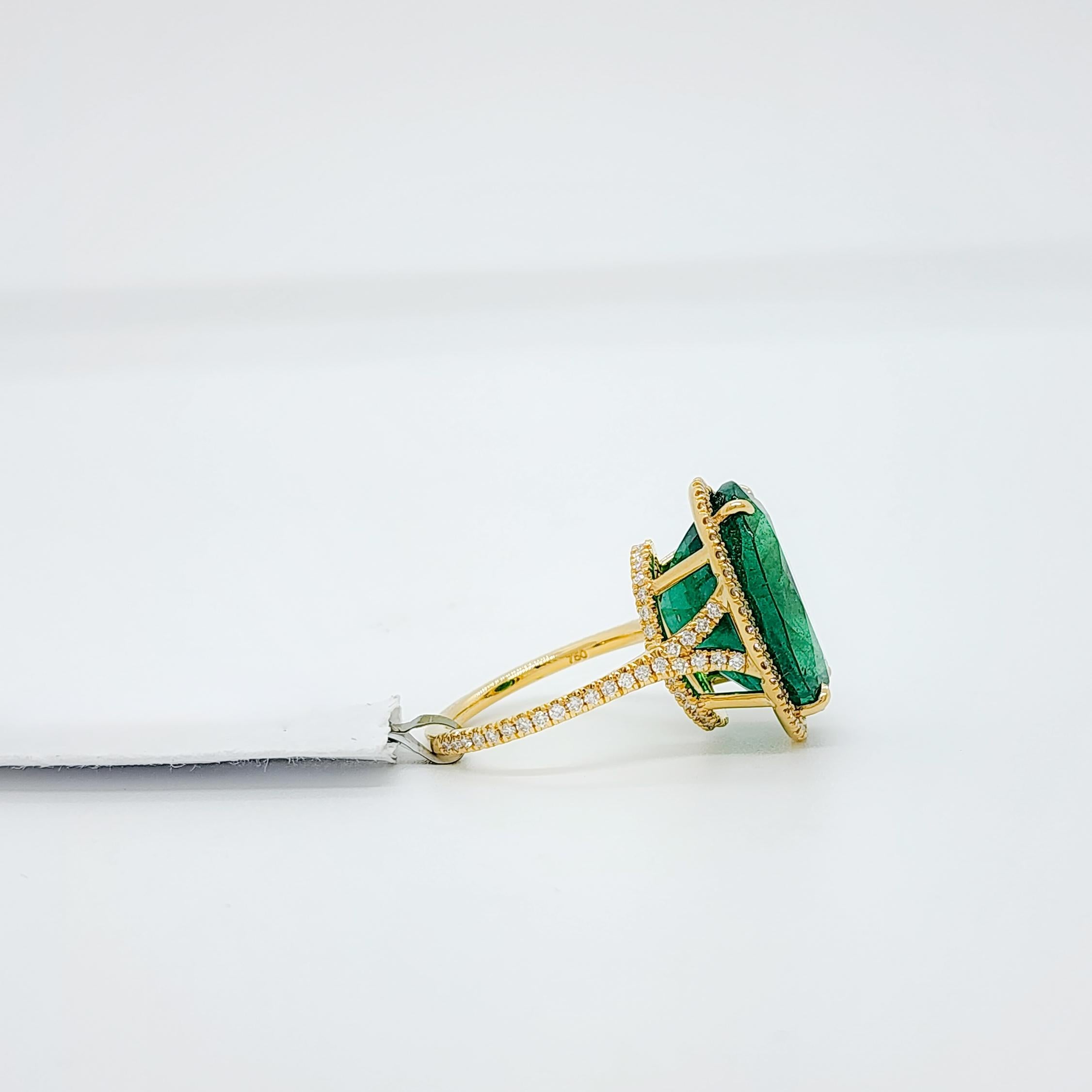 Bague cocktail en or jaune 18 carats avec émeraudes ovales et diamants blancs en vente 1