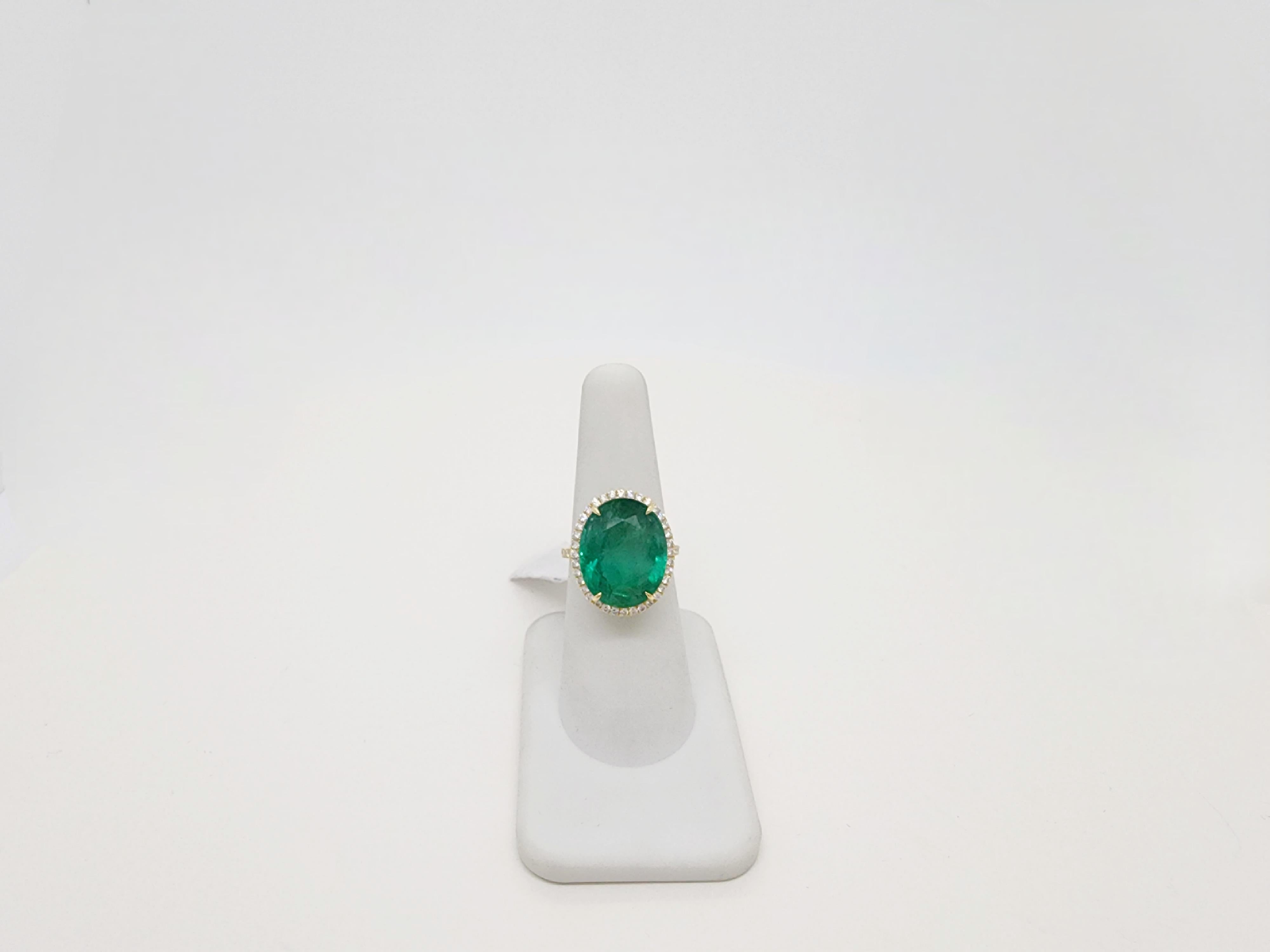 Emerald Oval and White Diamond Cocktail Ring in 18k Yellow Gold For Sale 3