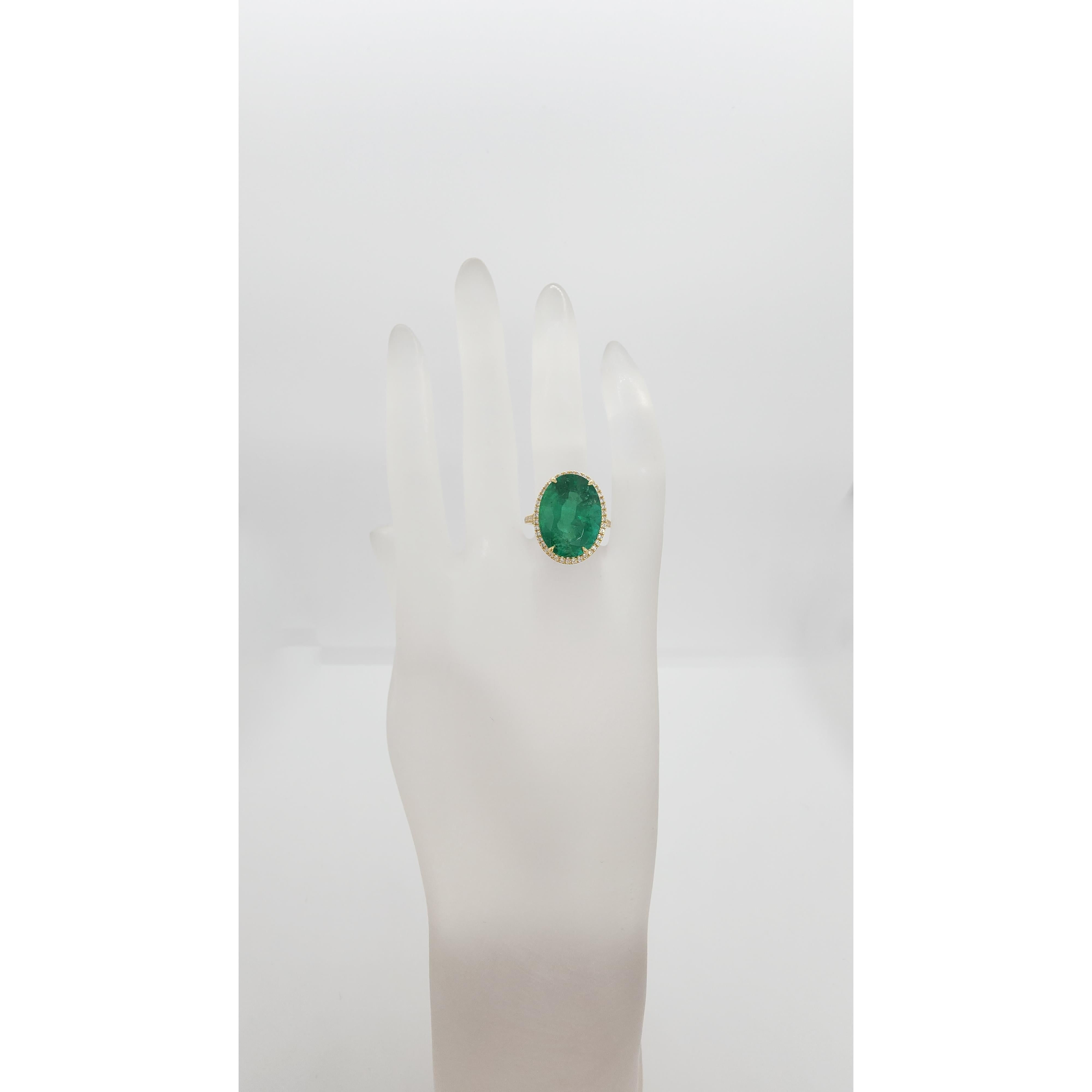 Bague cocktail en or jaune 18 carats avec émeraudes ovales et diamants blancs en vente 3