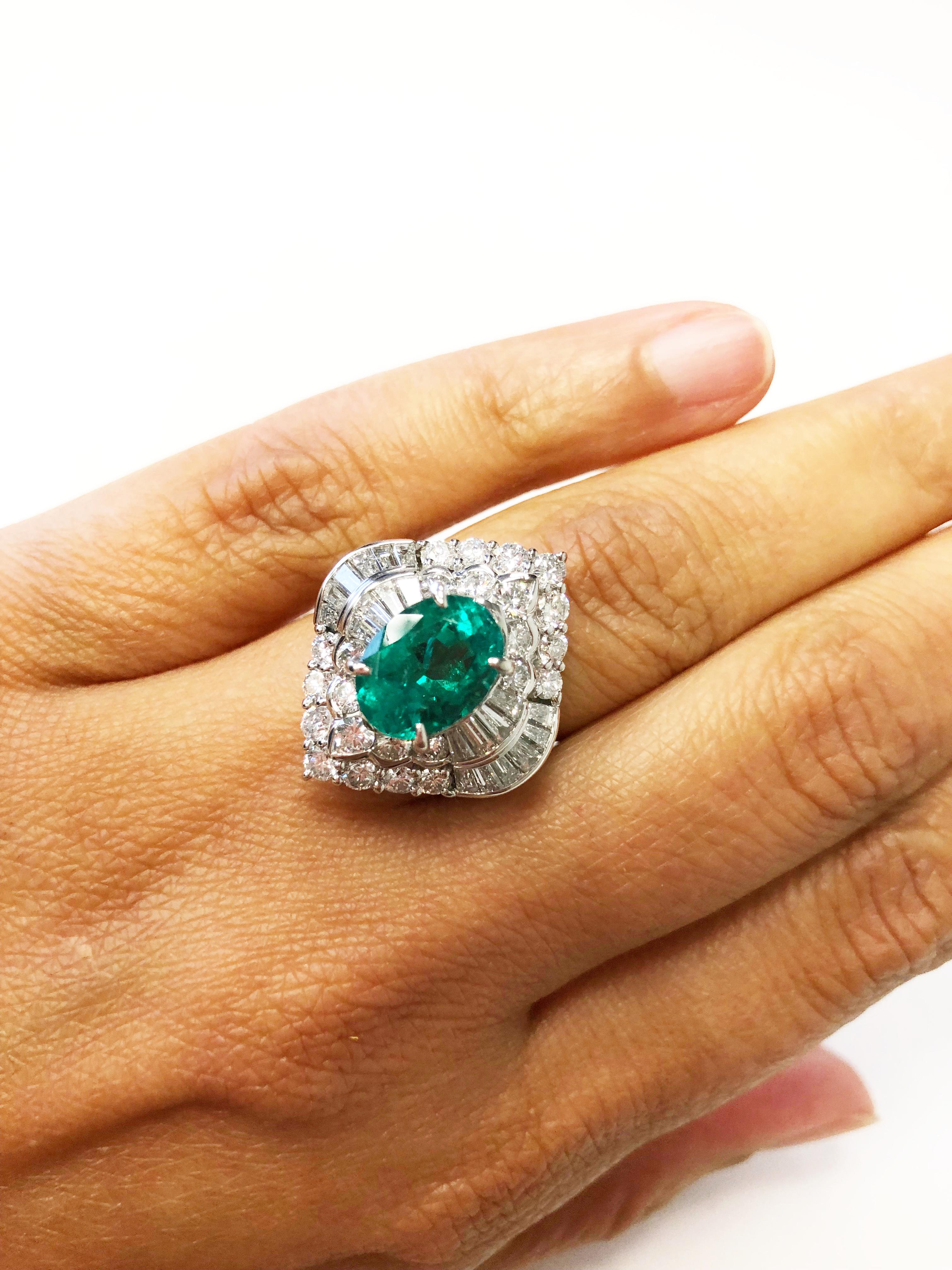 Emerald Oval and White Diamond Cocktail Ring in Platinum In New Condition In Los Angeles, CA