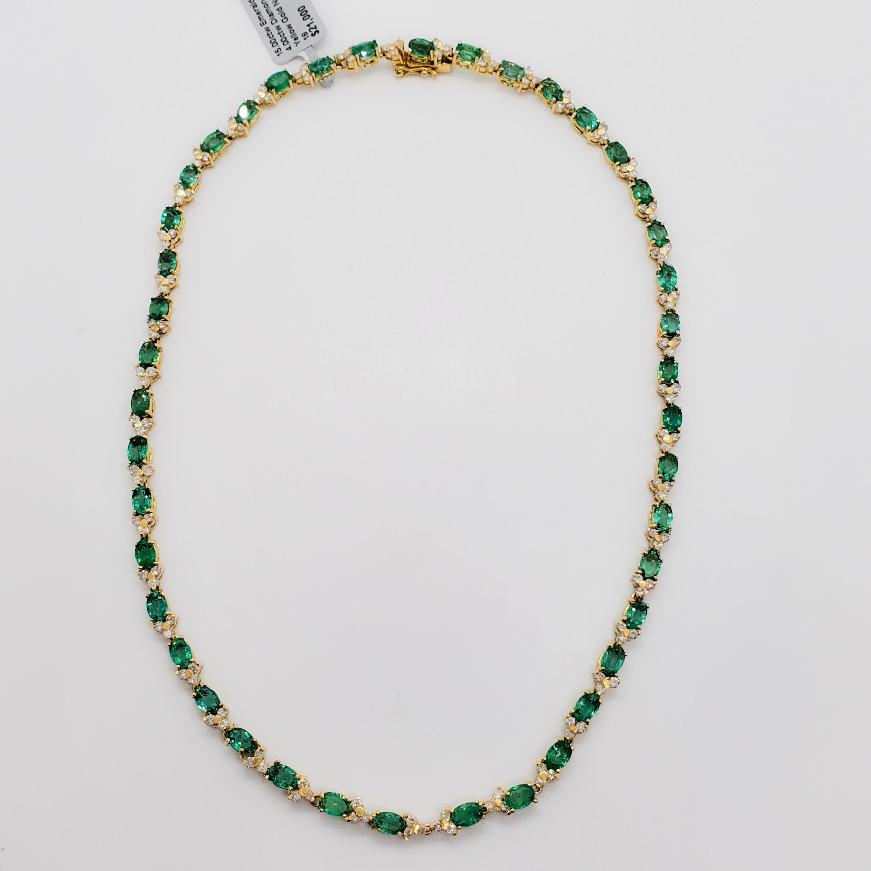 Wunderschönes Collier aus ovalen Smaragden und runden weißen Diamanten mit tiefgrünen Smaragden und weißen und hellen Diamanten.  Die ovalen Smaragde wiegen 15 Karat und die weißen Diamanten 4 Karat.  Handgefertigte Fassung aus 18k Gelbgold.  Die