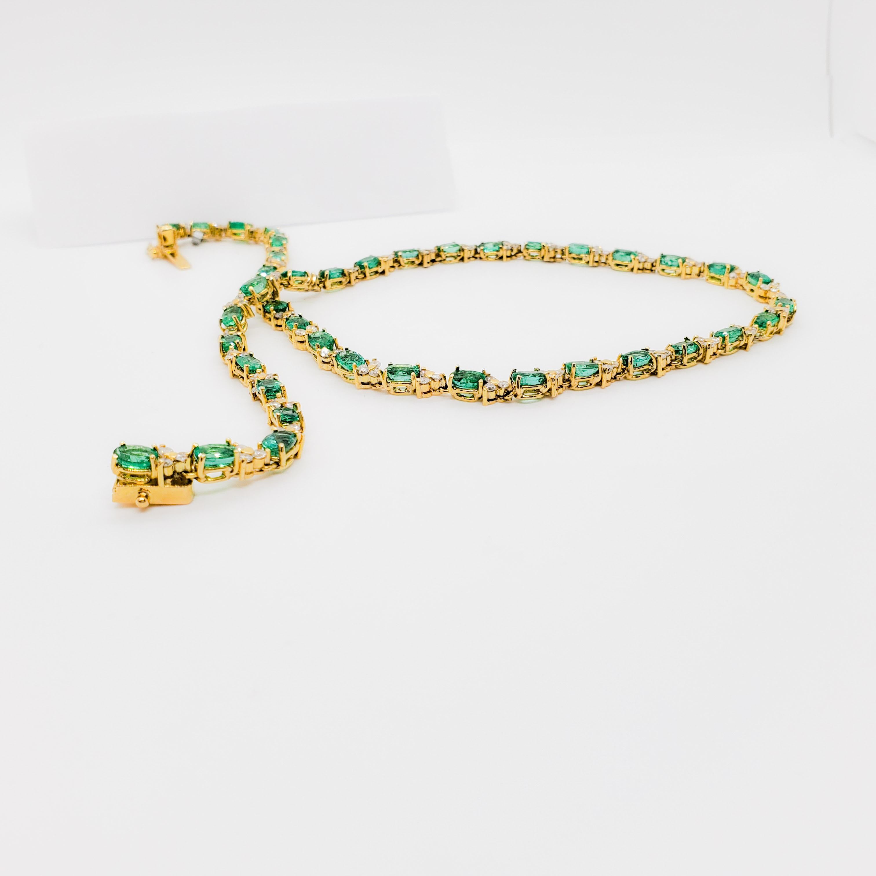 Ovale Smaragd- und weiße Diamant-Halskette aus 18 Karat Gelbgold im Zustand „Neu“ in Los Angeles, CA