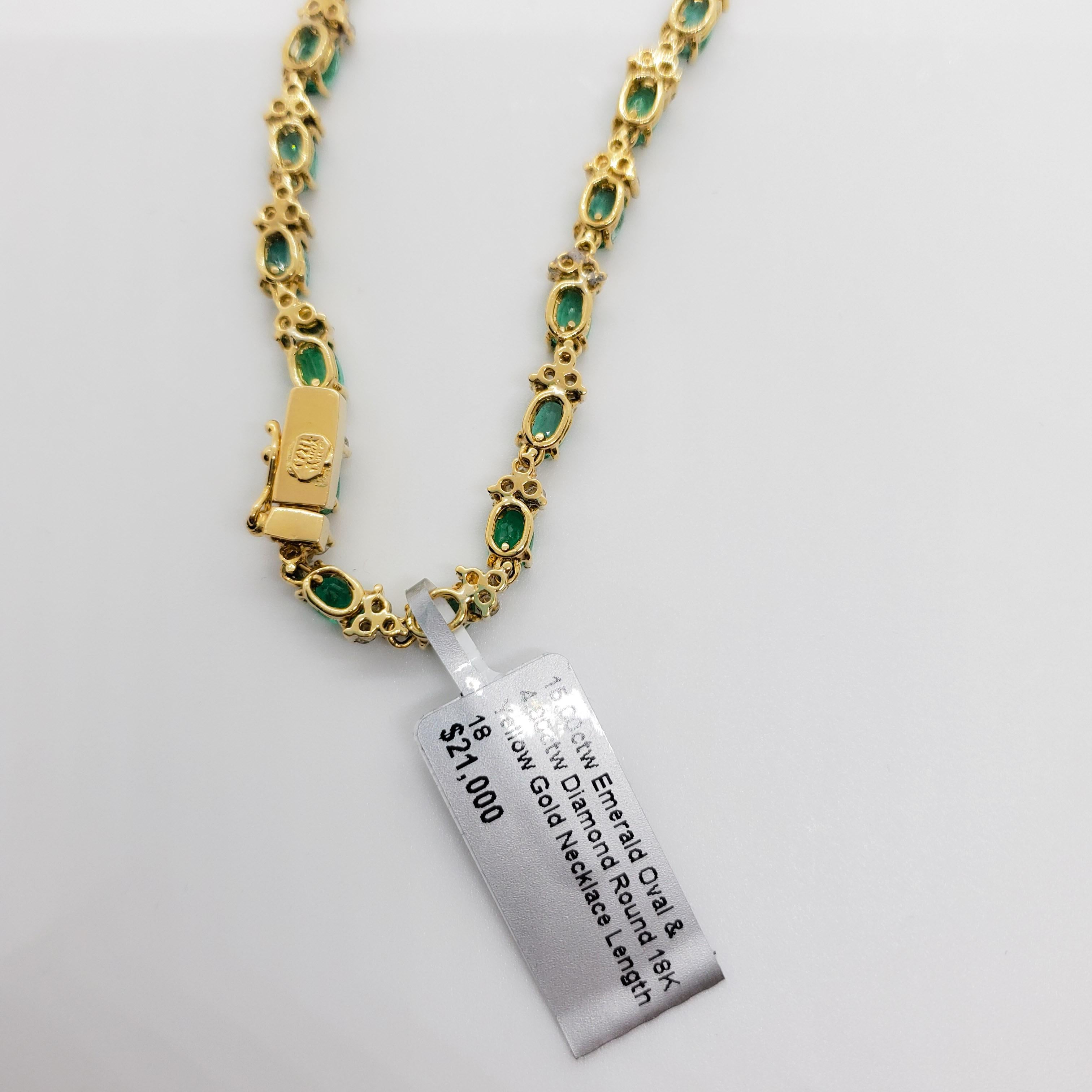 Ovale Smaragd- und weiße Diamant-Halskette aus 18 Karat Gelbgold 1