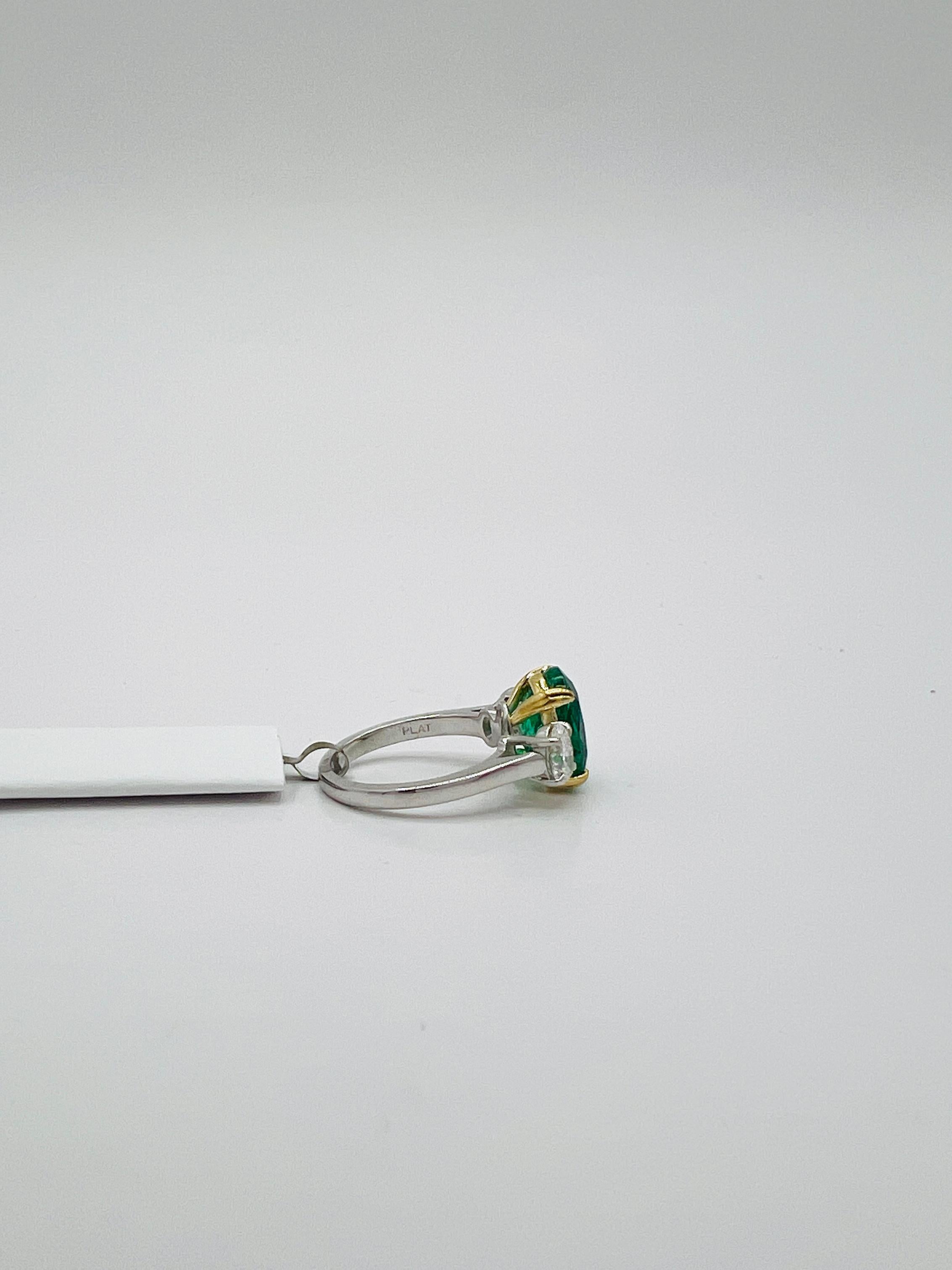 Emerald Oval and White Diamond Oval Three Stone Ring in Platinum & 18K Gold In New Condition For Sale In Los Angeles, CA