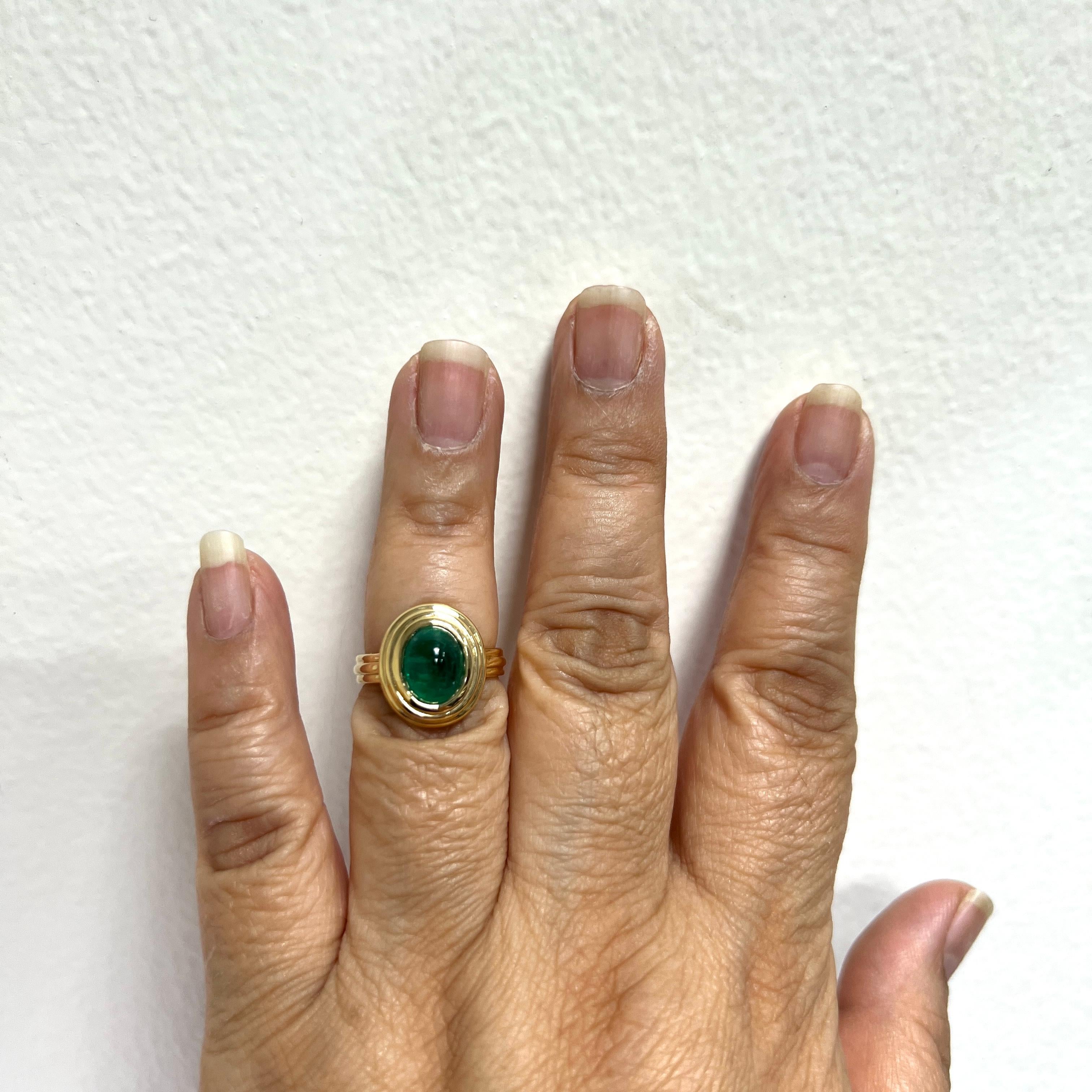 Bellissimo smeraldo ovale cabochon da 3.04 ct.  Realizzato a mano in oro giallo 18 carati.  Anello misura 6,25.