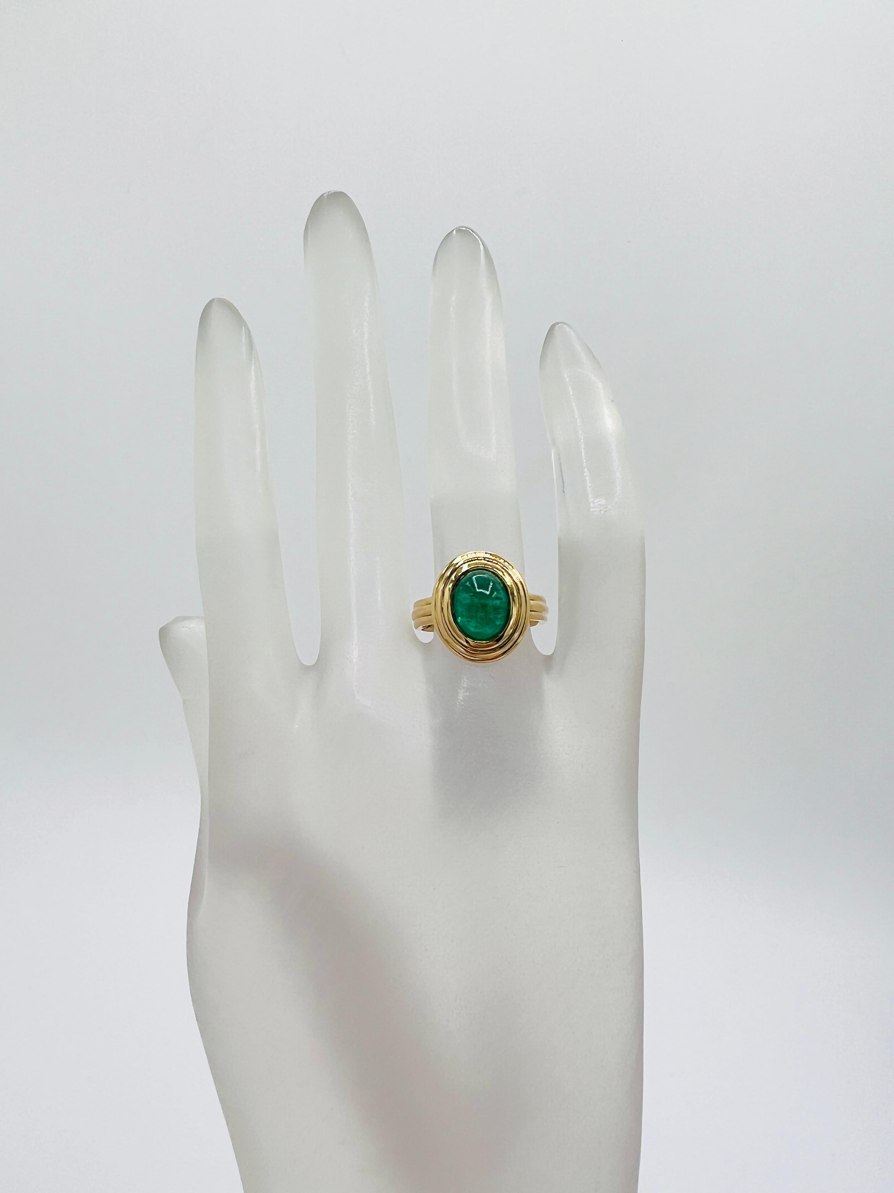 Taglio ovale Anello con smeraldo ovale cabochon in oro giallo 18 carati in vendita