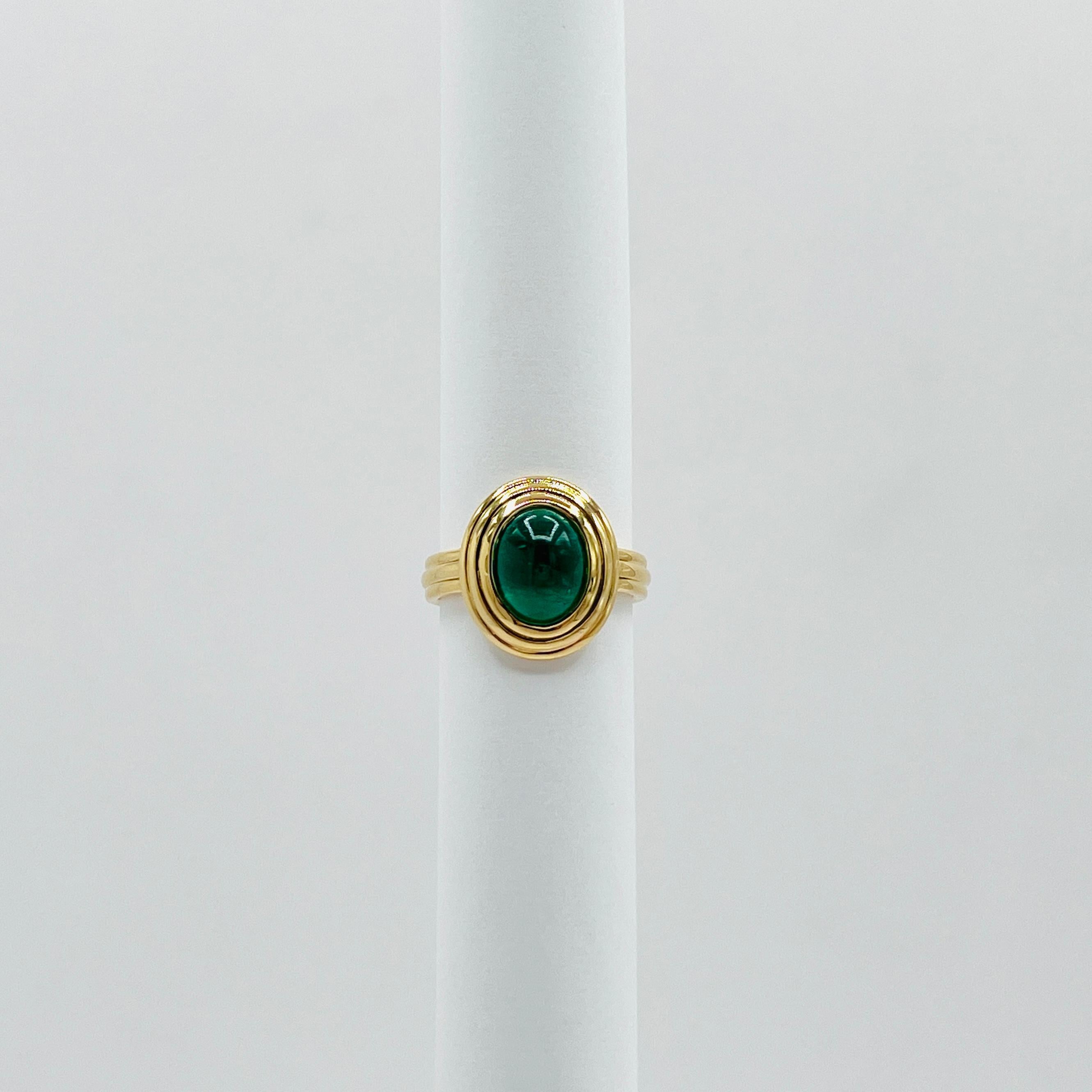 Anello con smeraldo ovale cabochon in oro giallo 18 carati In condizioni Nuovo in vendita a Los Angeles, CA