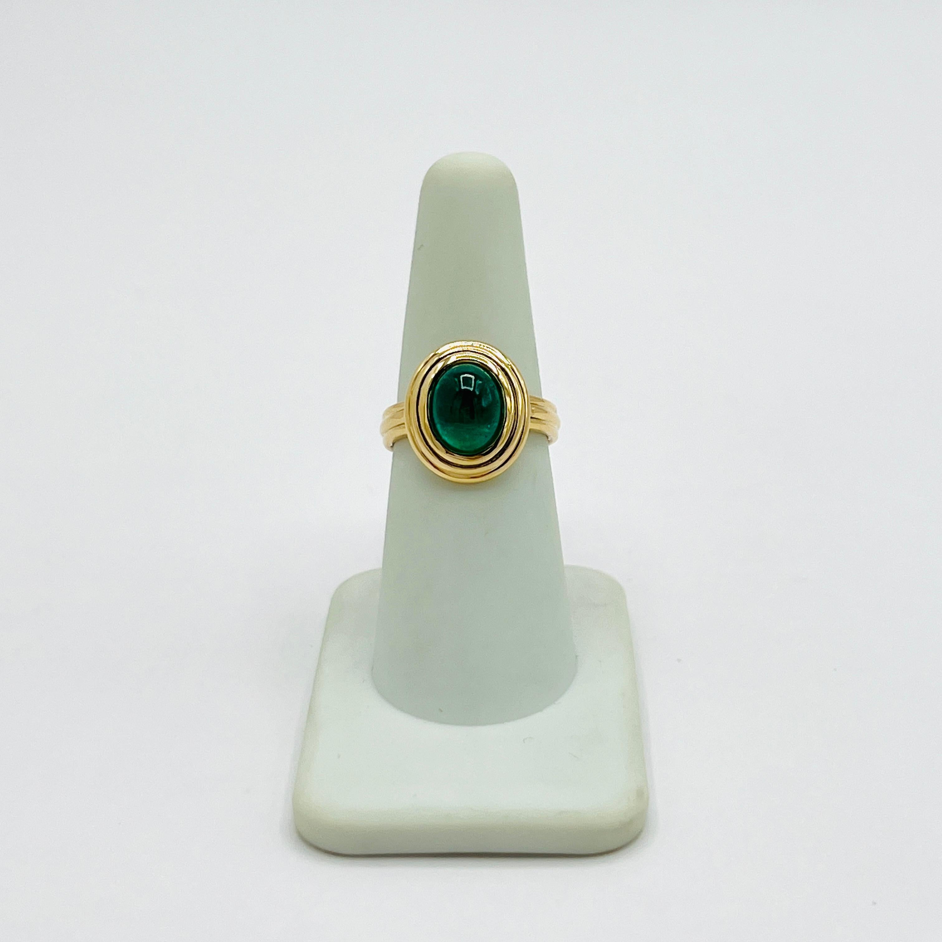 da uomo o donna Anello con smeraldo ovale cabochon in oro giallo 18 carati in vendita