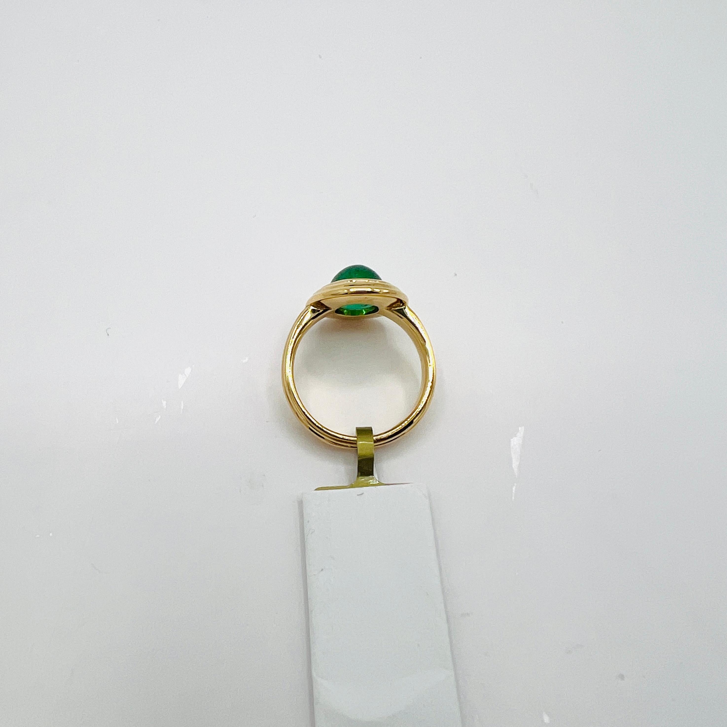 Anello con smeraldo ovale cabochon in oro giallo 18 carati in vendita 2