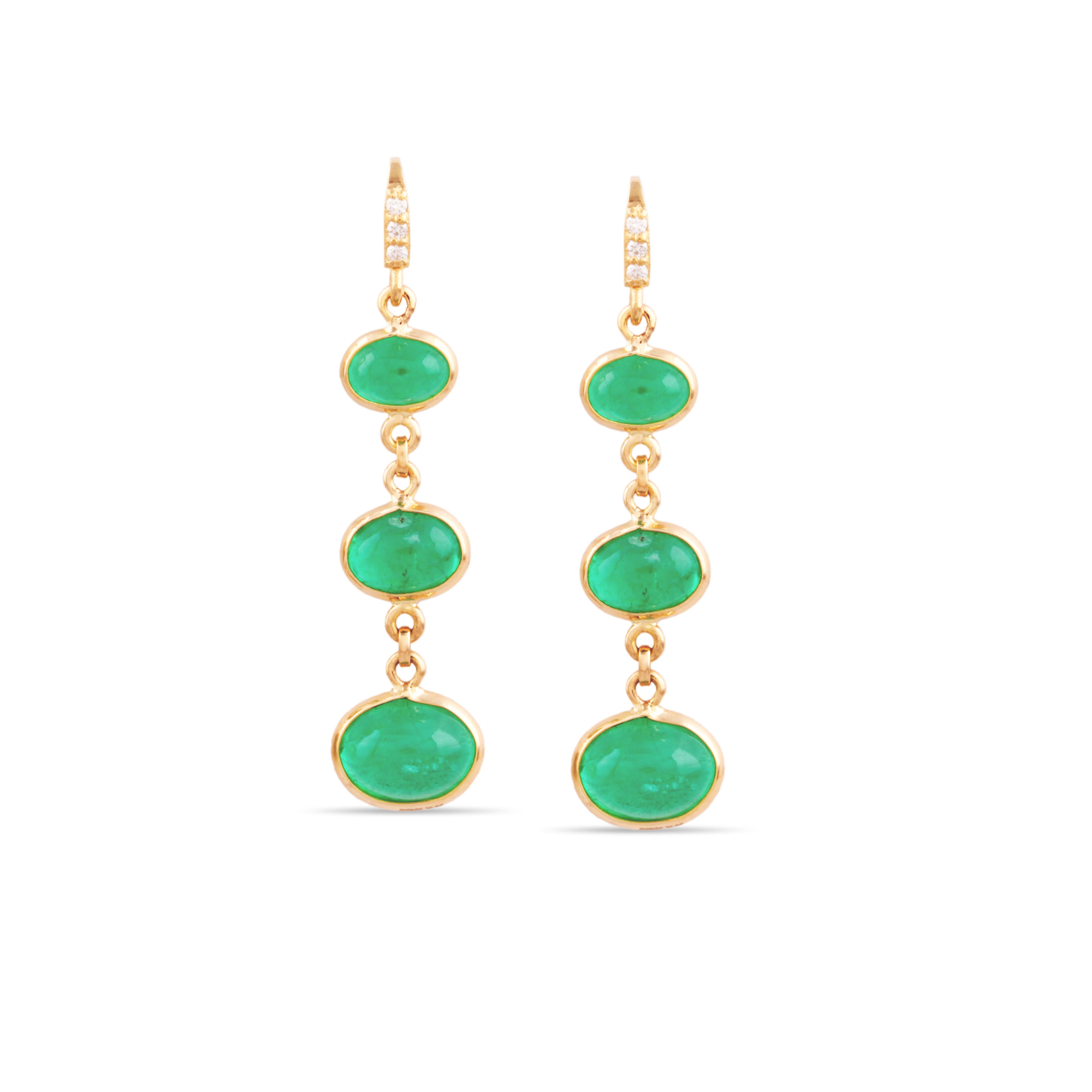 I bellissimi orecchini Tresor presentano 2,40 carati di smeraldo e 0,25 carati di diamante. L'orecchino è un'ode alla bellezza lussuosa e classica con pietre scintillanti e tonalità femminili. Il loro design contemporaneo e moderno li rende perfetti