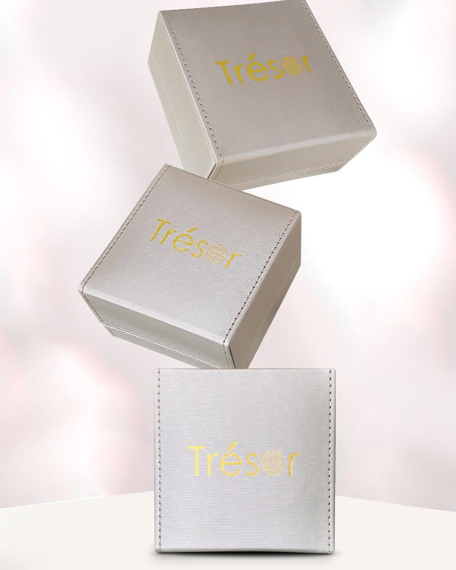 Tresor Diamond Ring verfügt über 0,21 cts Diamant und 1,95 cts Smaragd in 18k Weißgold. Die Ringe sind eine Ode an die luxuriöse und doch klassische Schönheit mit funkelnden Diamanten. Ihr zeitgemäßes und modernes Design macht sie vielseitig