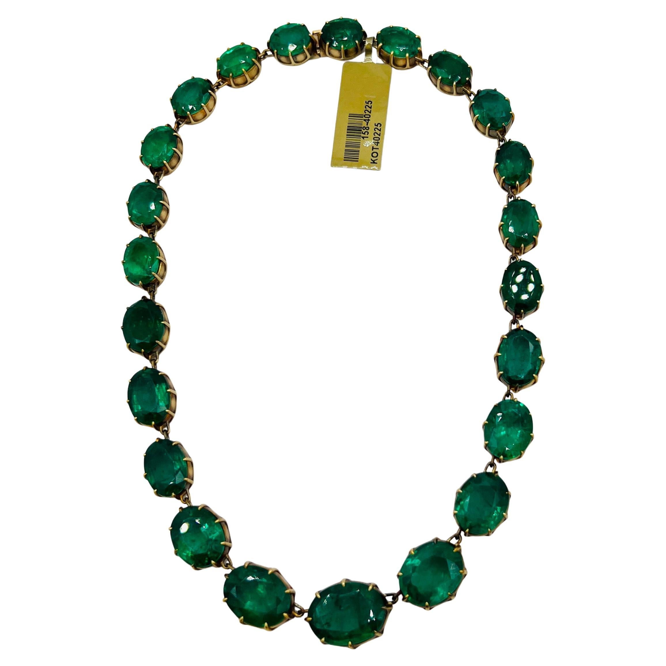 Collar Esmeralda Oval Este Oeste en Oro Amarillo de 18 K Acabado Mate en venta