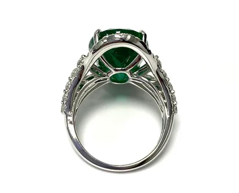 Emerald Oval Ring 10.90 cts In New Condition For Sale In New York, NY