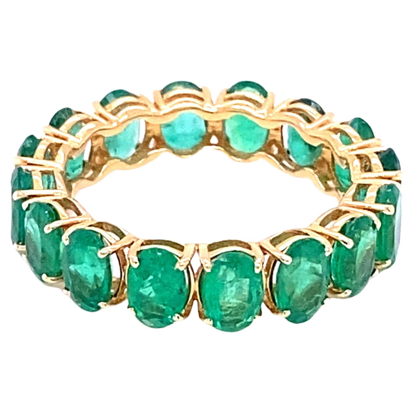 Emerald Oval Ring in 18K Yellow Gold For Sale