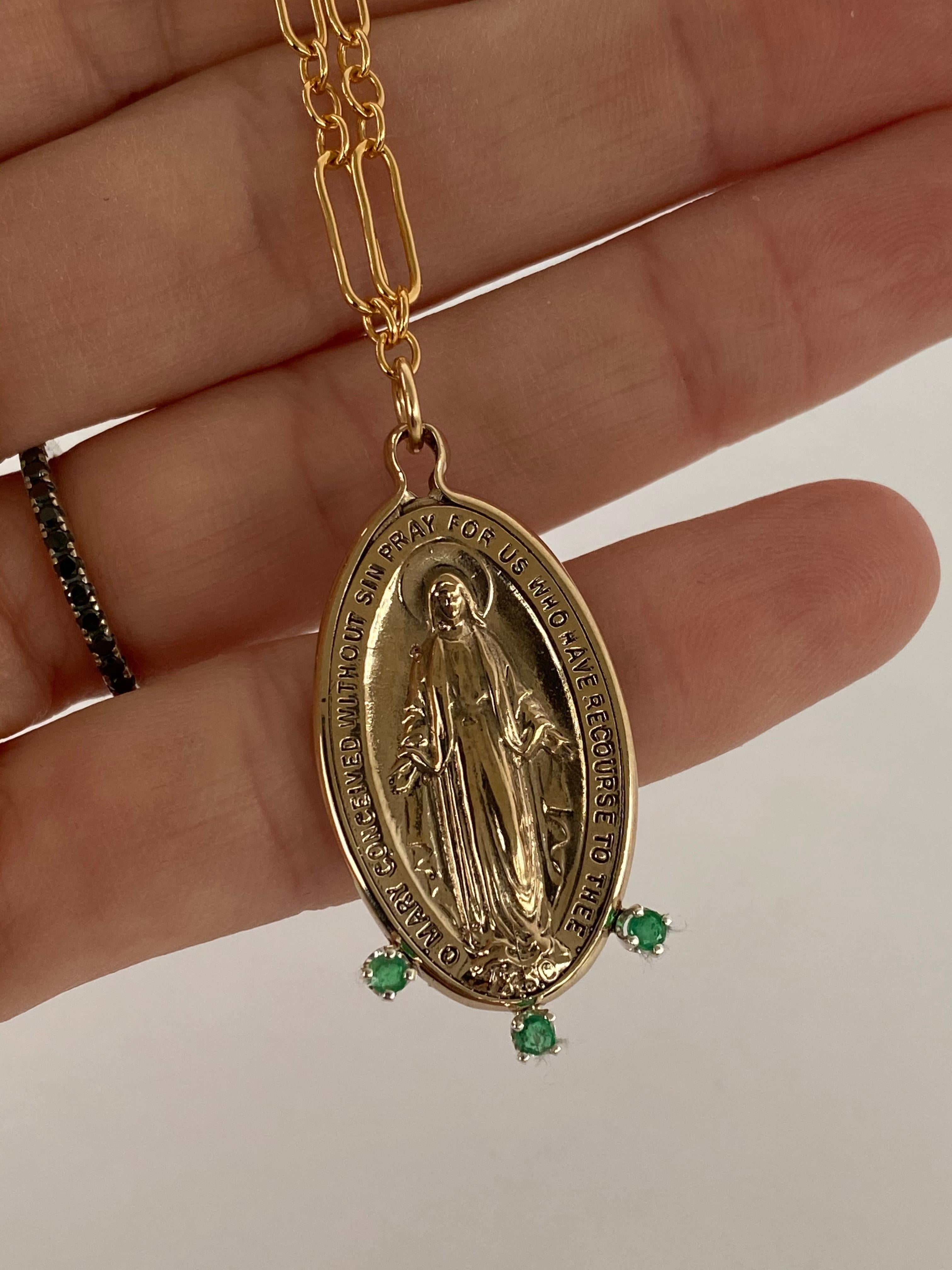 Taglio brillante Collana a catena con medaglia ovale di smeraldo della Vergine Maria in vendita