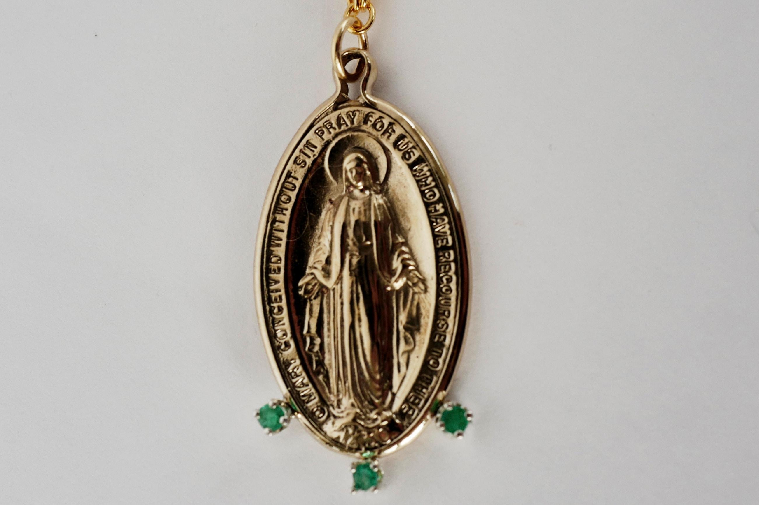 Emerald Oval Virgin Mary Medal Chain Necklace In New Condition For Sale In Los Angeles, CA