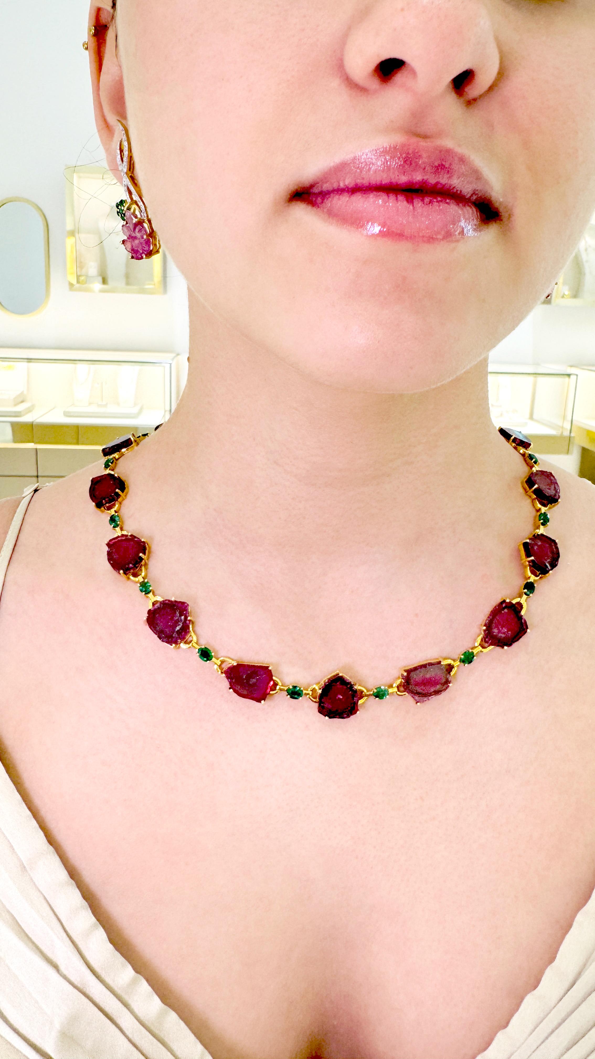Collier en or jaune 18 carats avec émeraude ovale et tourmaline pastèque non façonnée Neuf - En vente à Coral Gables, FL
