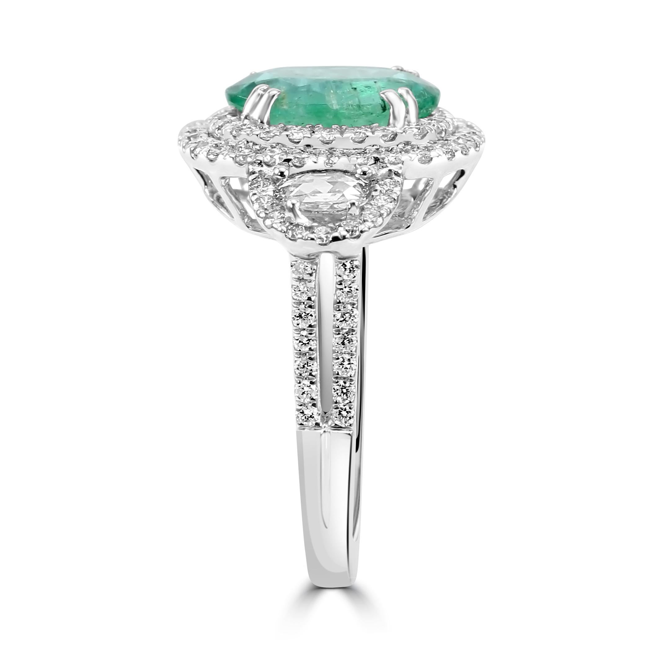 Smaragd Oval Weiß Diamant 18K Weißgold 3 Stein Braut Verlobung Halo Ring  (Ovalschliff) im Angebot