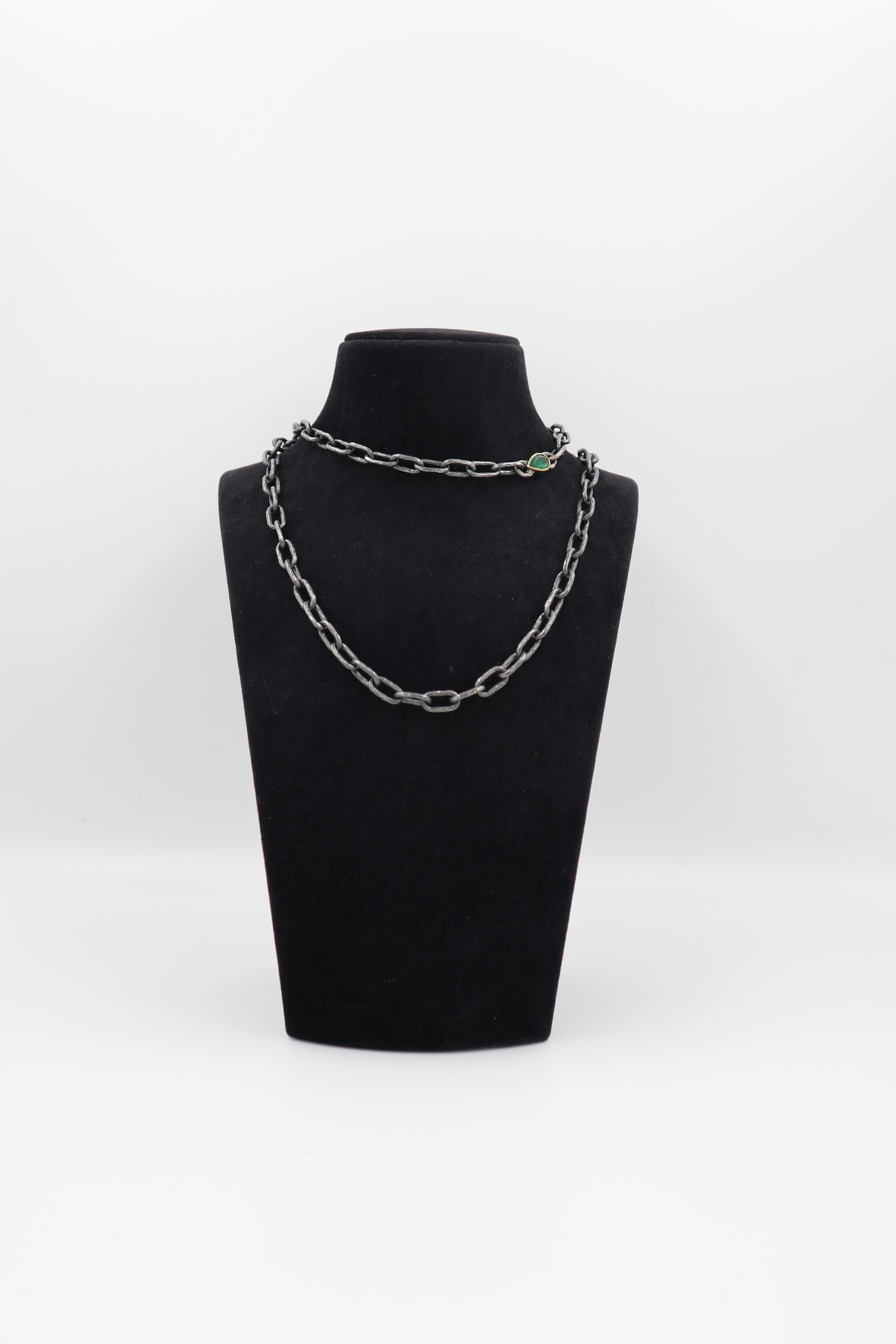 Smaragd Oxidiertes Silber 24K Mikron versilberte Kettenhemd Halskette (Smaragdschliff) im Angebot
