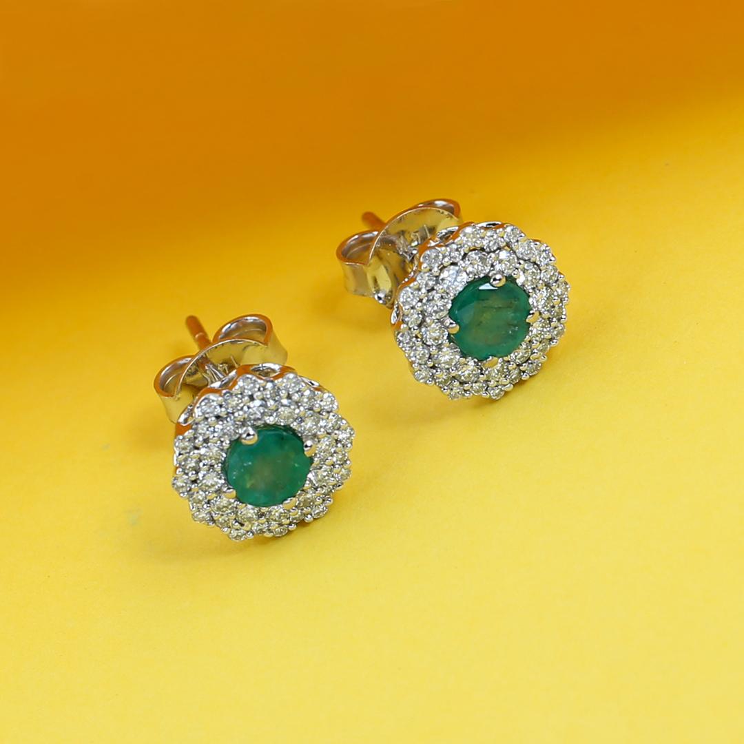 Orecchini minimalisti con smeraldo e pavé di diamanti in oro bianco 14 carati In condizioni Nuovo in vendita a New York, NY