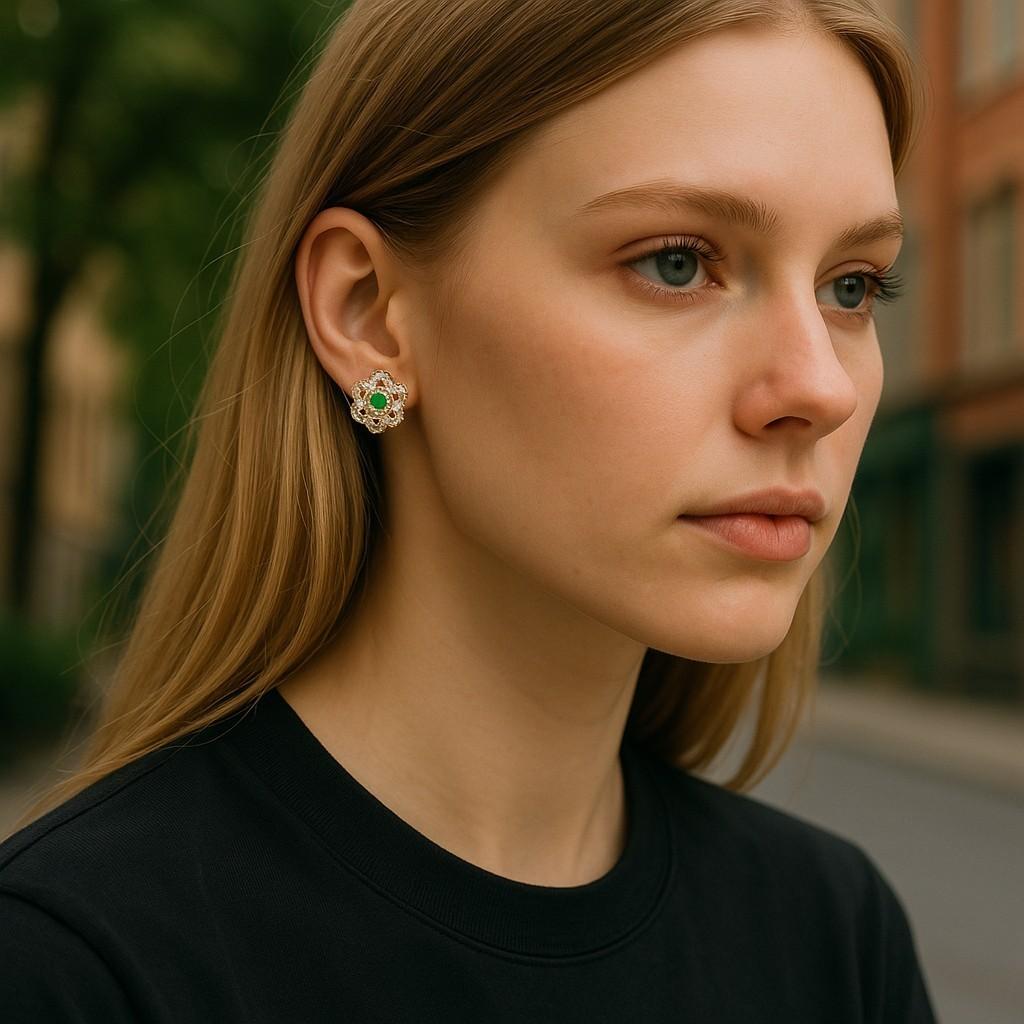 Les boucles d'oreilles Emerald Pave Diamonds sont un ajout éblouissant à votre collection. Confectionnées avec précision et élégance, ces boucles d'oreilles affichent un poids total de 1,50 carat, mettant en valeur l'éclat d'émeraudes pesant 0,30