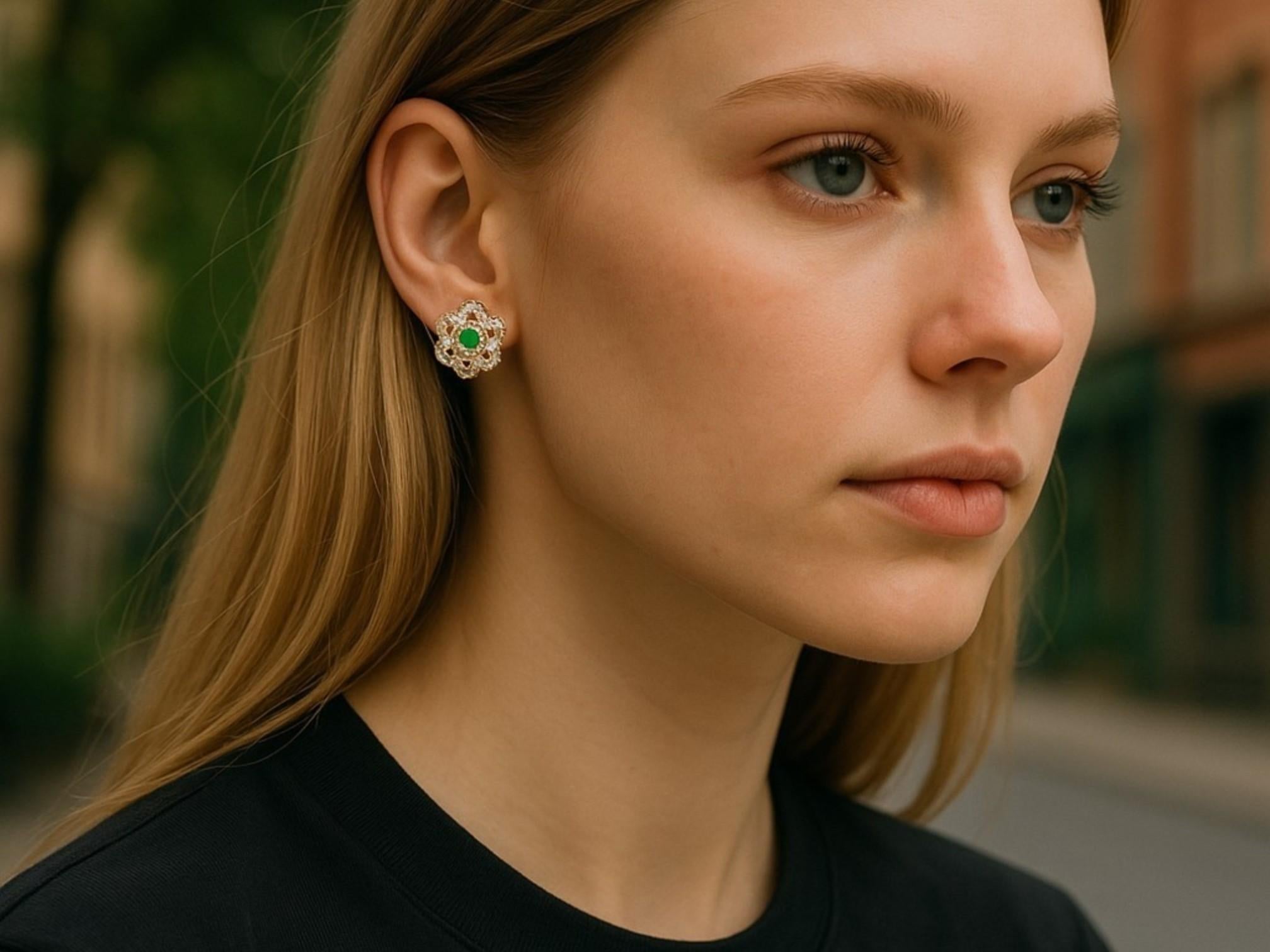 Taille ronde Boucles d'oreilles en or jaune 14 carats avec diamants pavés et fleurs de 1,50 carat en vente