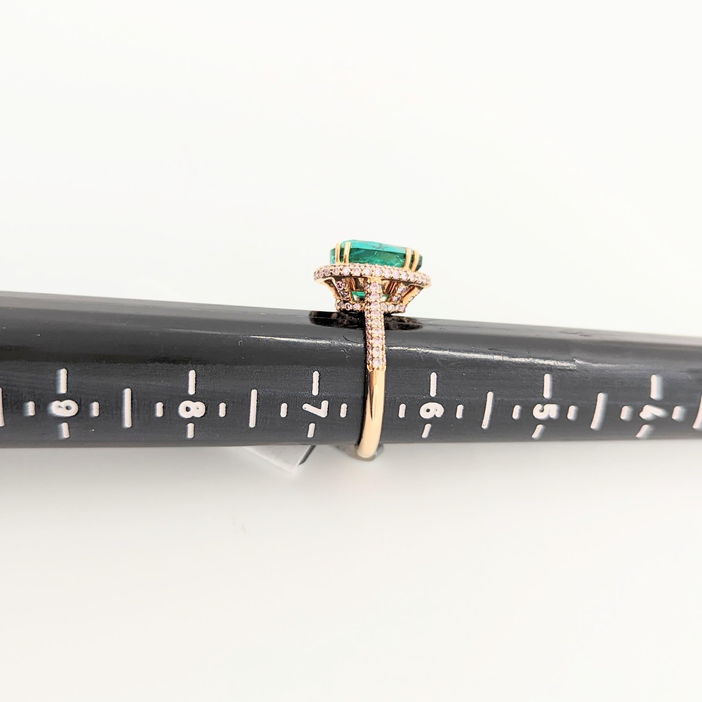 Anillo de Cóctel de Pera Esmeralda y Diamante Rosa Natural en Oro Rosa de 18 K en venta 1
