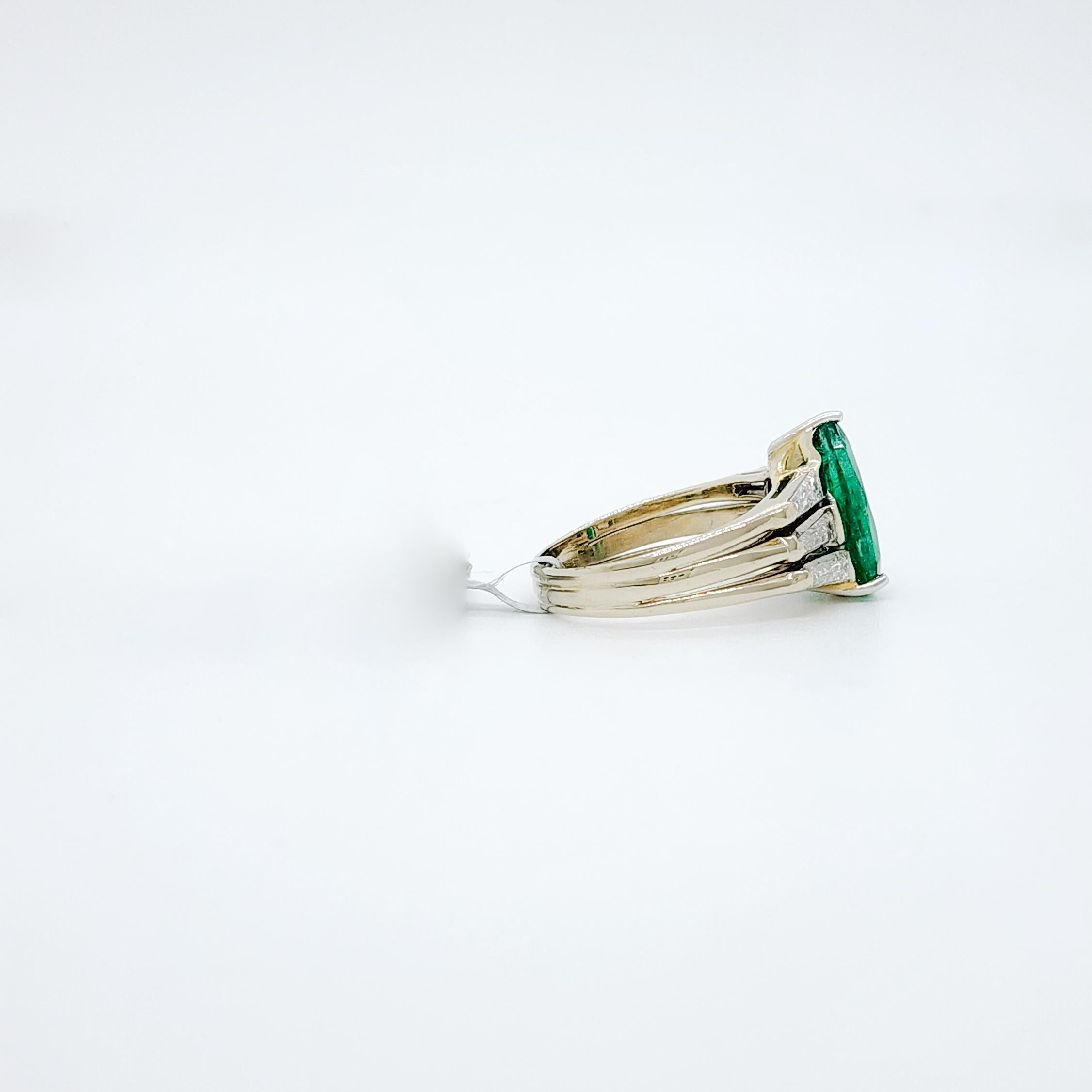 Emerald Pear and White Diamond Cocktail Ring in 18k Gold In New Condition For Sale In Los Angeles, CA