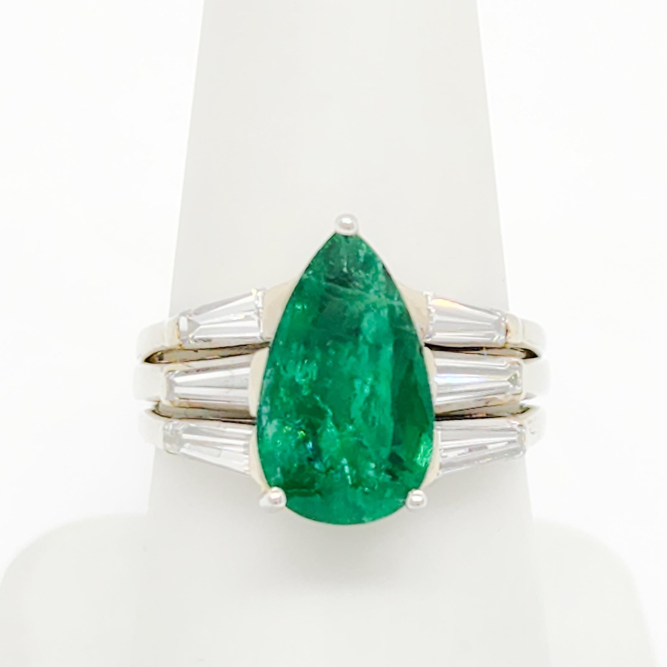 Women's or Men's Emerald Pear and White Diamond Cocktail Ring in 18k Gold For Sale