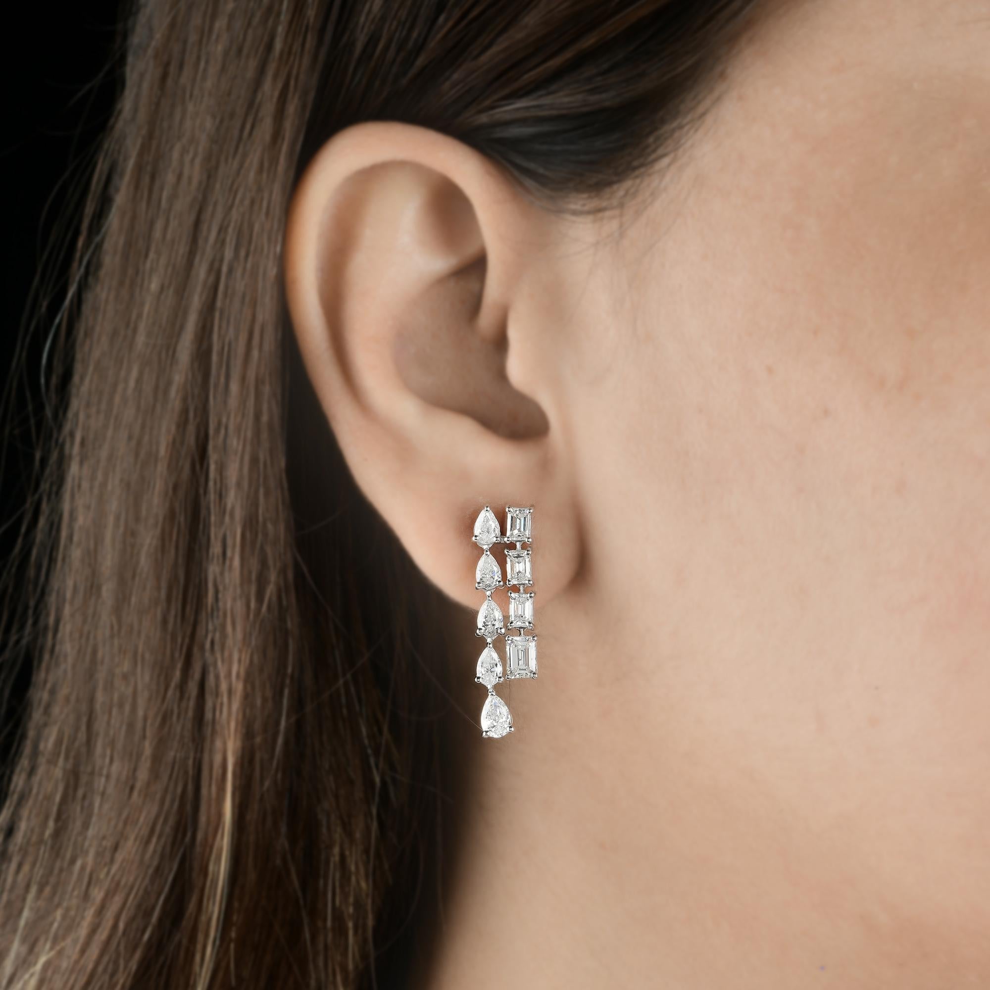 Boucles d'oreilles pendantes en or blanc massif 18k avec diamants émeraude et poire 3.75Ct SI/H
Ces boucles d'oreilles présentent une colonne glamour de diamants alternés en forme d'émeraude et de poire, créant une déclaration dramatique et