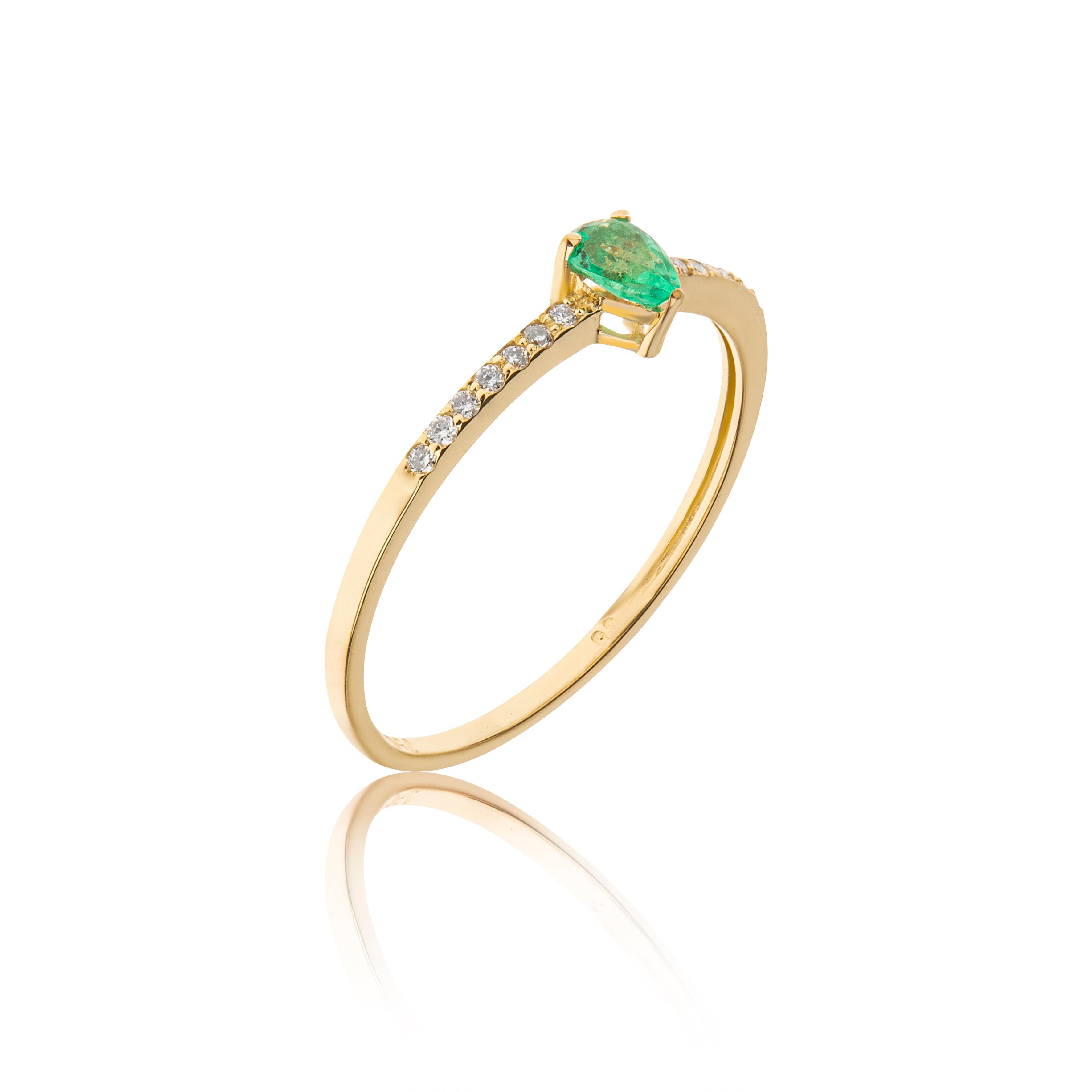 Emerald Pear Cut Stackable Ring with Diamonds Brilliant Cut in 18Kt Yellow Gold
The ring is hand made in 18Kt yellow gold. The main stone in the center is an emerald 0.16ct pear cut. On the sides of the ring, white diamonds are set in pave style,