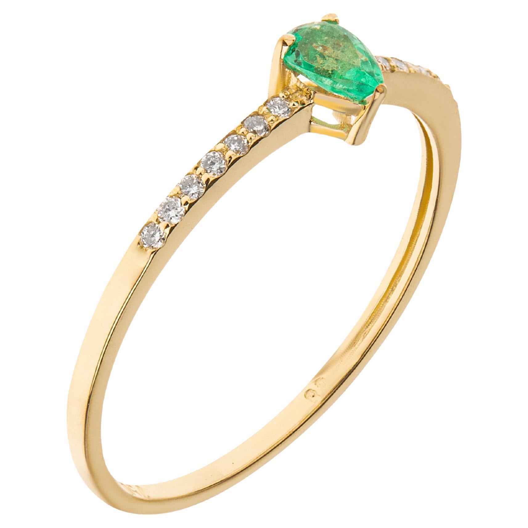 Stapelbarer Smaragdring mit Smaragd im Birnenschliff und Diamanten im Brillantschliff aus 18 Karat Gelbgold