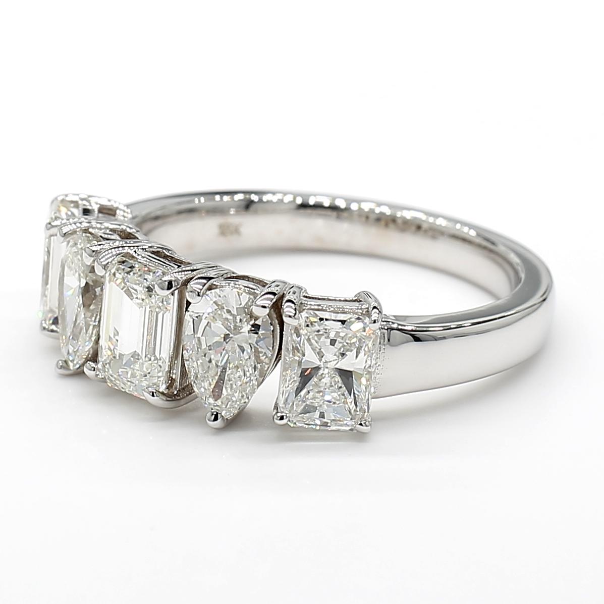 Questo impressionante anello alternato con diamante bianco, smeraldo e pera radiante, è una testimonianza di alta artigianalità e design senza tempo. Perfetto per chi apprezza la bellezza dei diamanti naturali, questo anello offre un equilibrio tra