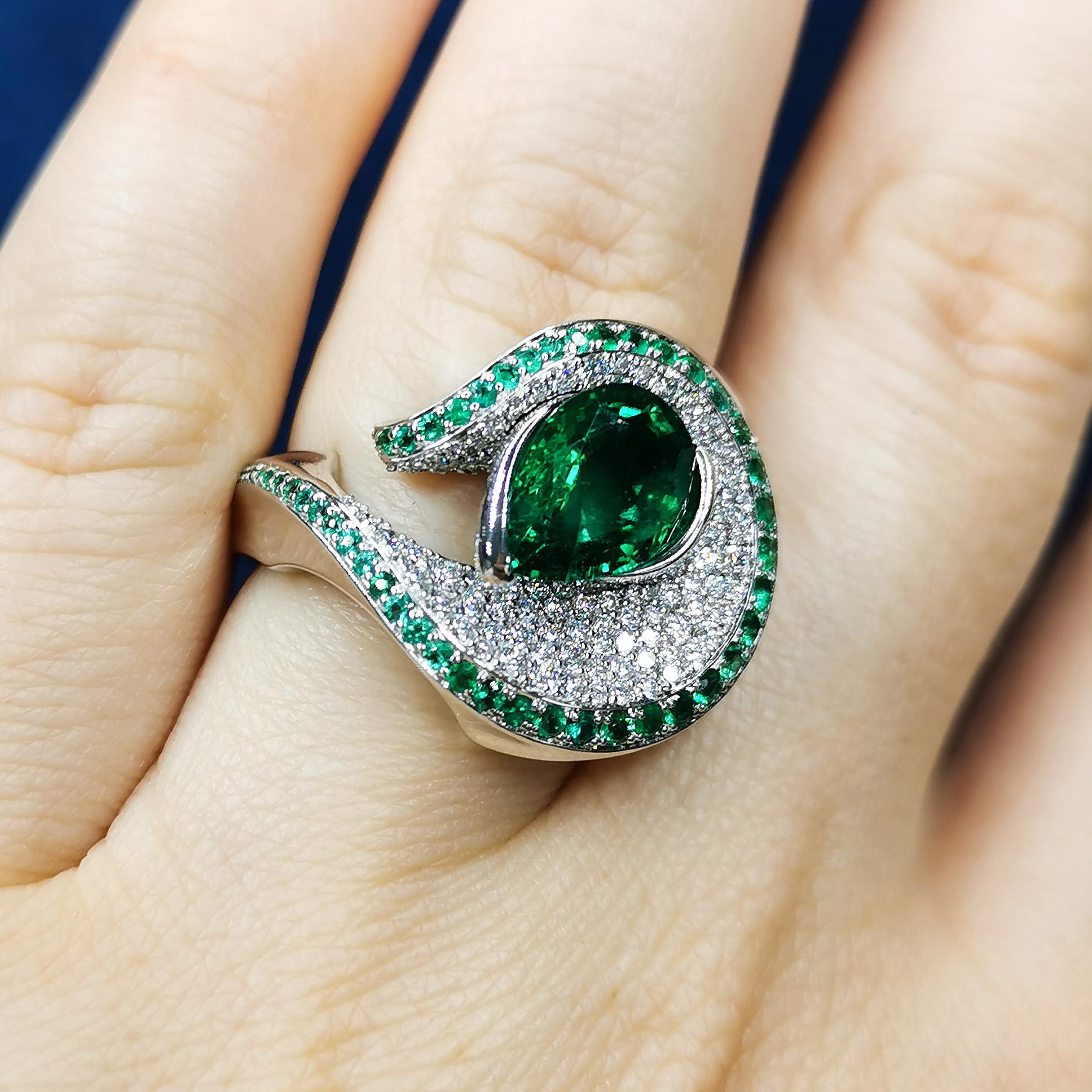 Emerald Pear Shape 2.03 Carat Diamonds Emeralds 18 Karat White Gold Ring For Sale 4