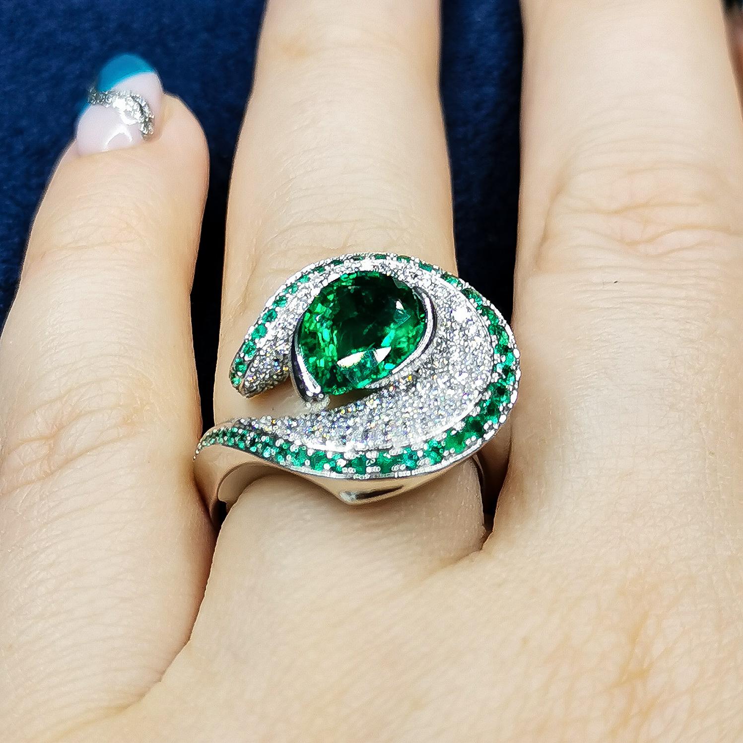 Emerald Pear Shape 2.03 Carat Diamonds Emeralds 18 Karat White Gold Ring For Sale 5