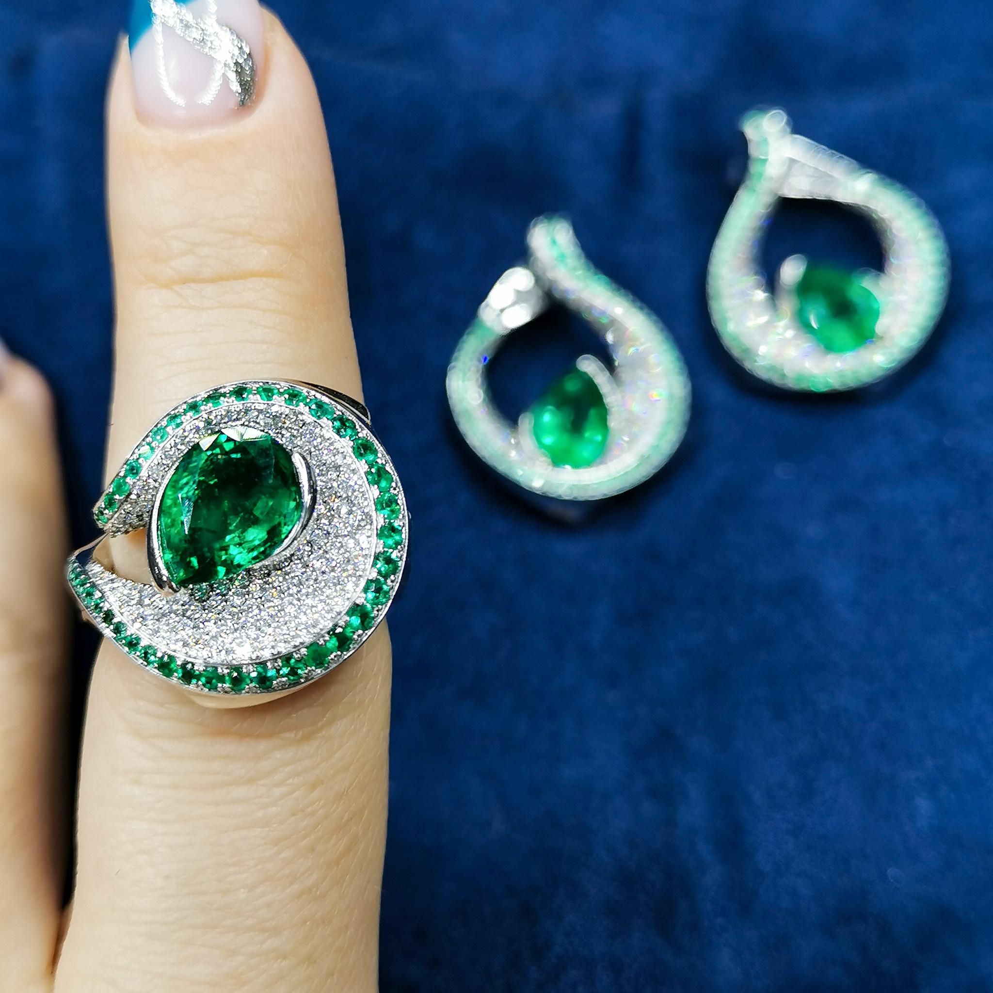 Emerald Pear Shape 2.03 Carat Diamonds Emeralds 18 Karat White Gold Ring For Sale 6