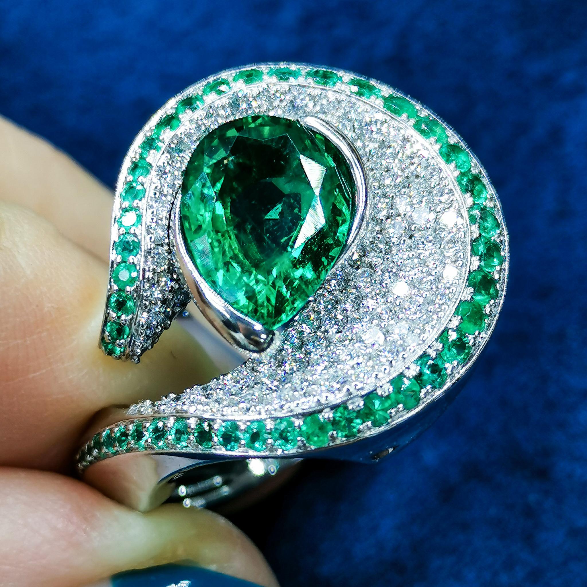 Contemporary Emerald Pear Shape 2.03 Carat Diamonds Emeralds 18 Karat White Gold Ring For Sale
